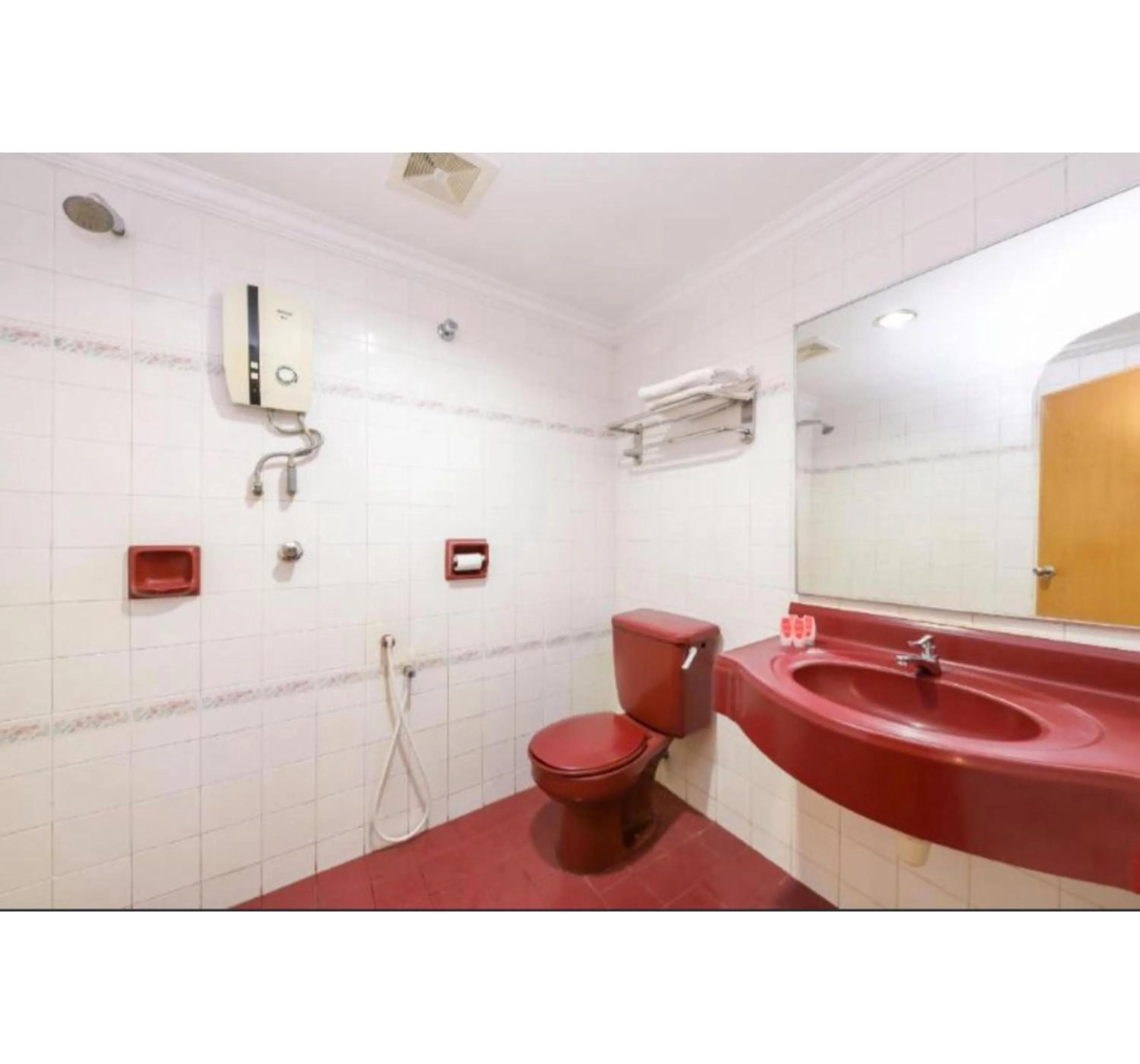 Bathroom in Super OYO 473 Comfort Hotel 2