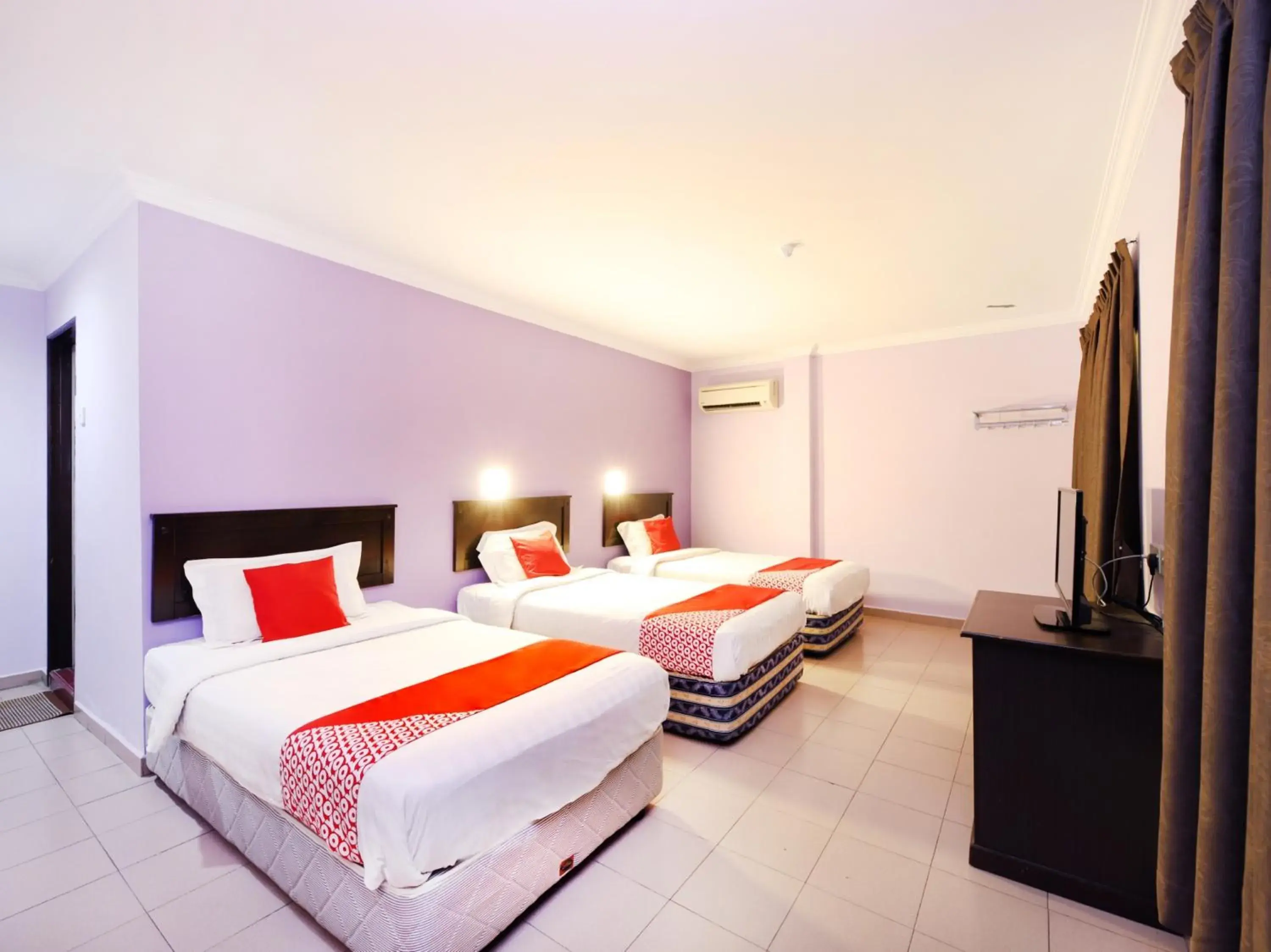 Bedroom, Bed in Super OYO 473 Comfort Hotel 2