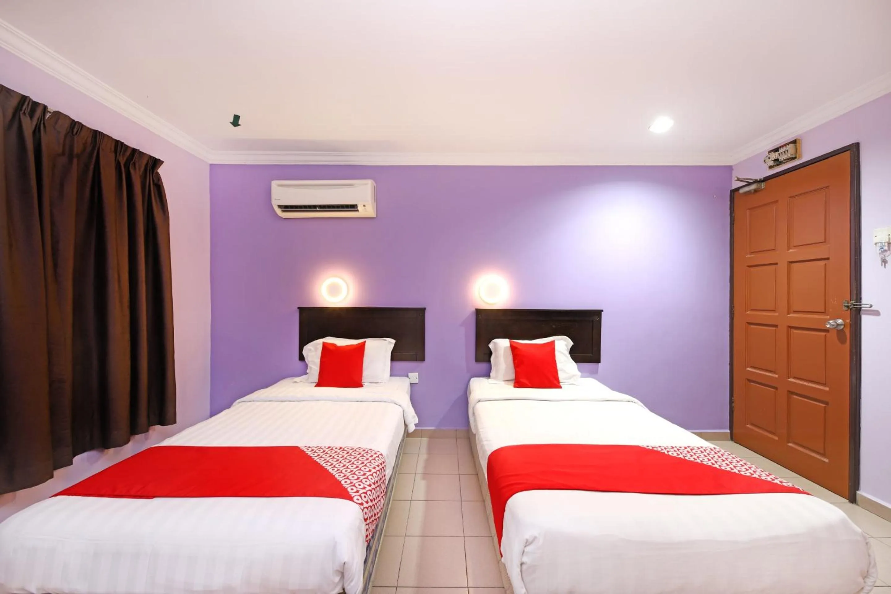 Bedroom, Bed in Super OYO 473 Comfort Hotel 2