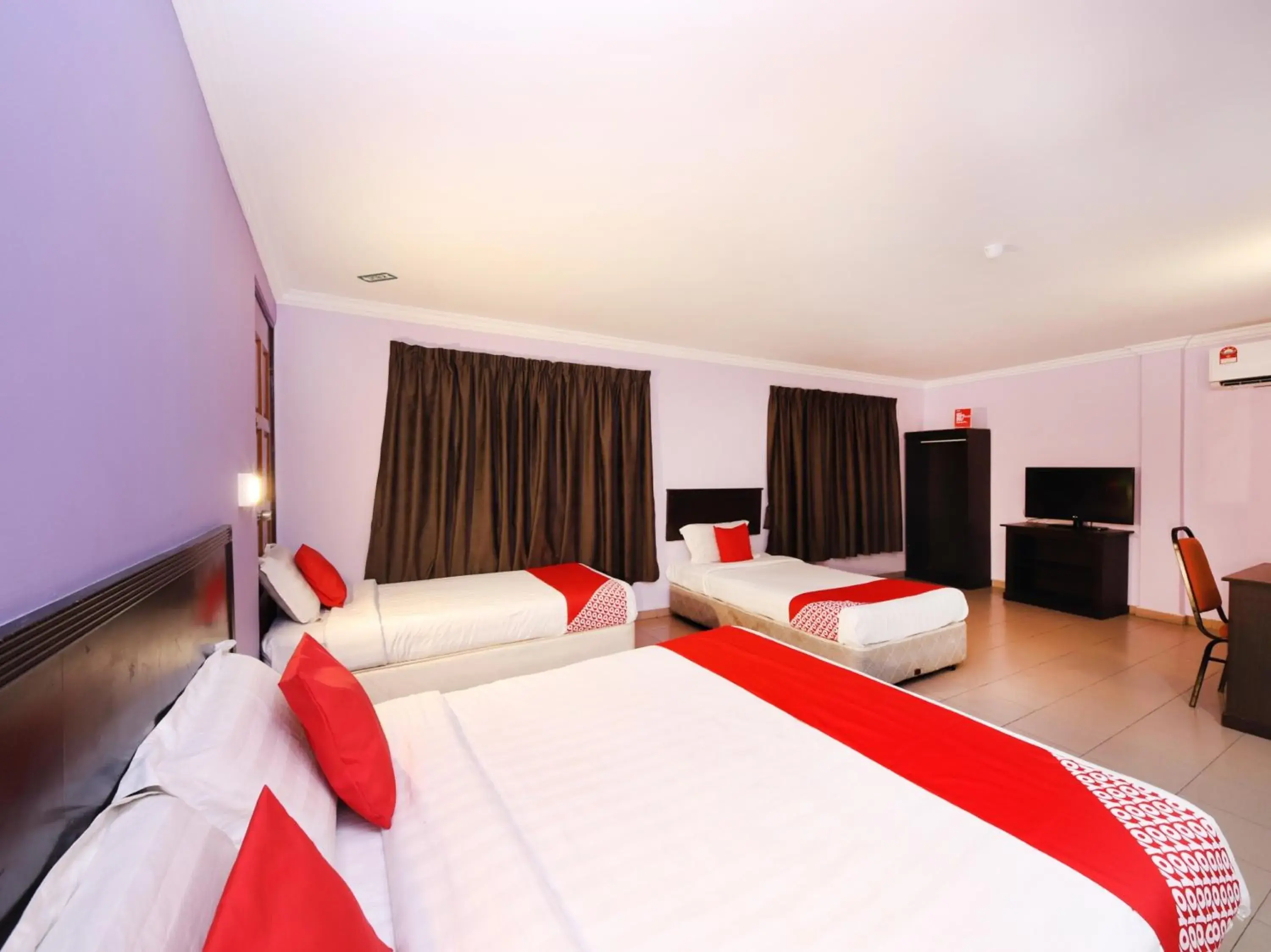 Bedroom, Bed in Super OYO 473 Comfort Hotel 2
