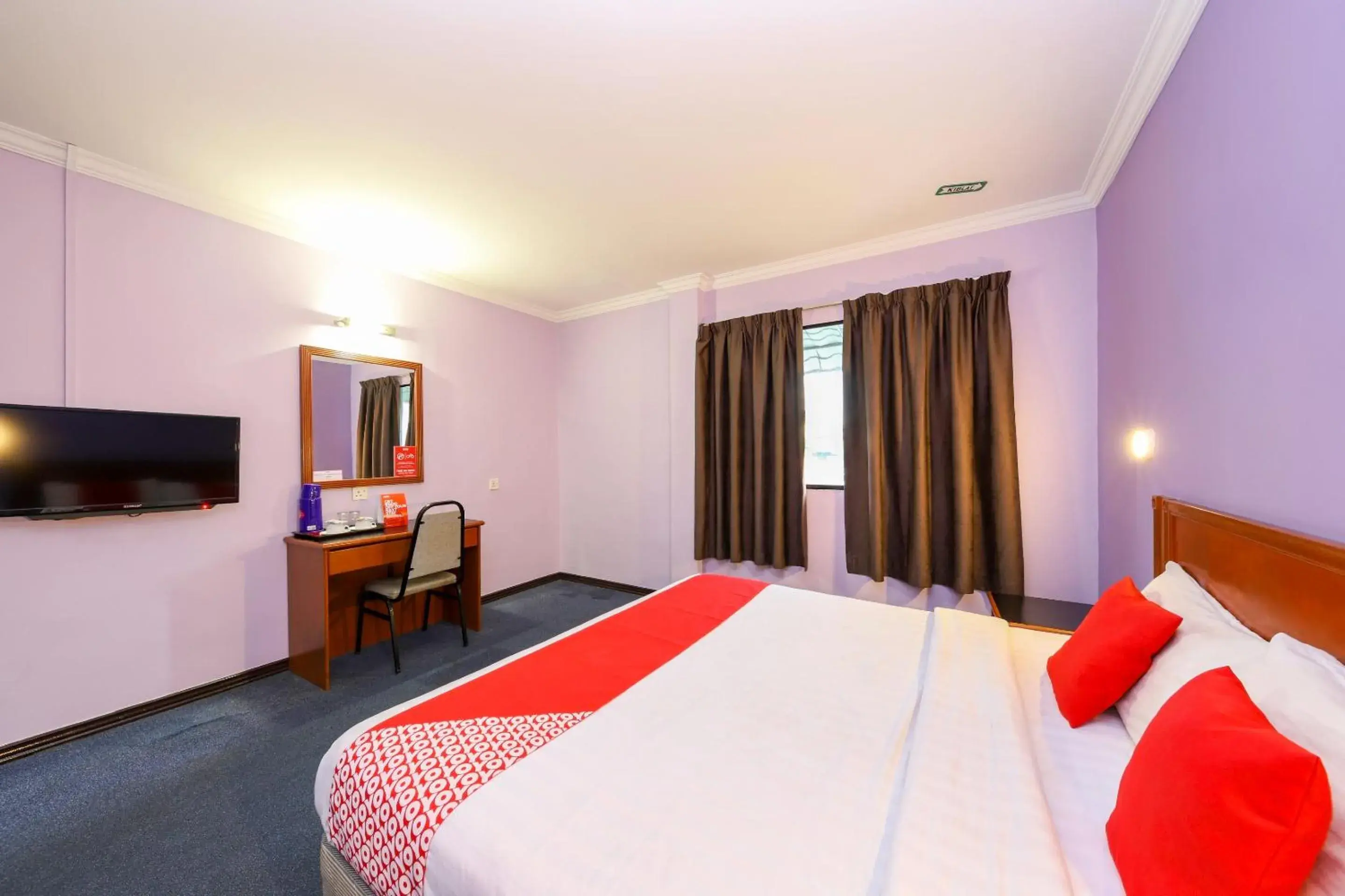 Bedroom, TV/Entertainment Center in OYO 472 Comfort Hotel 1
