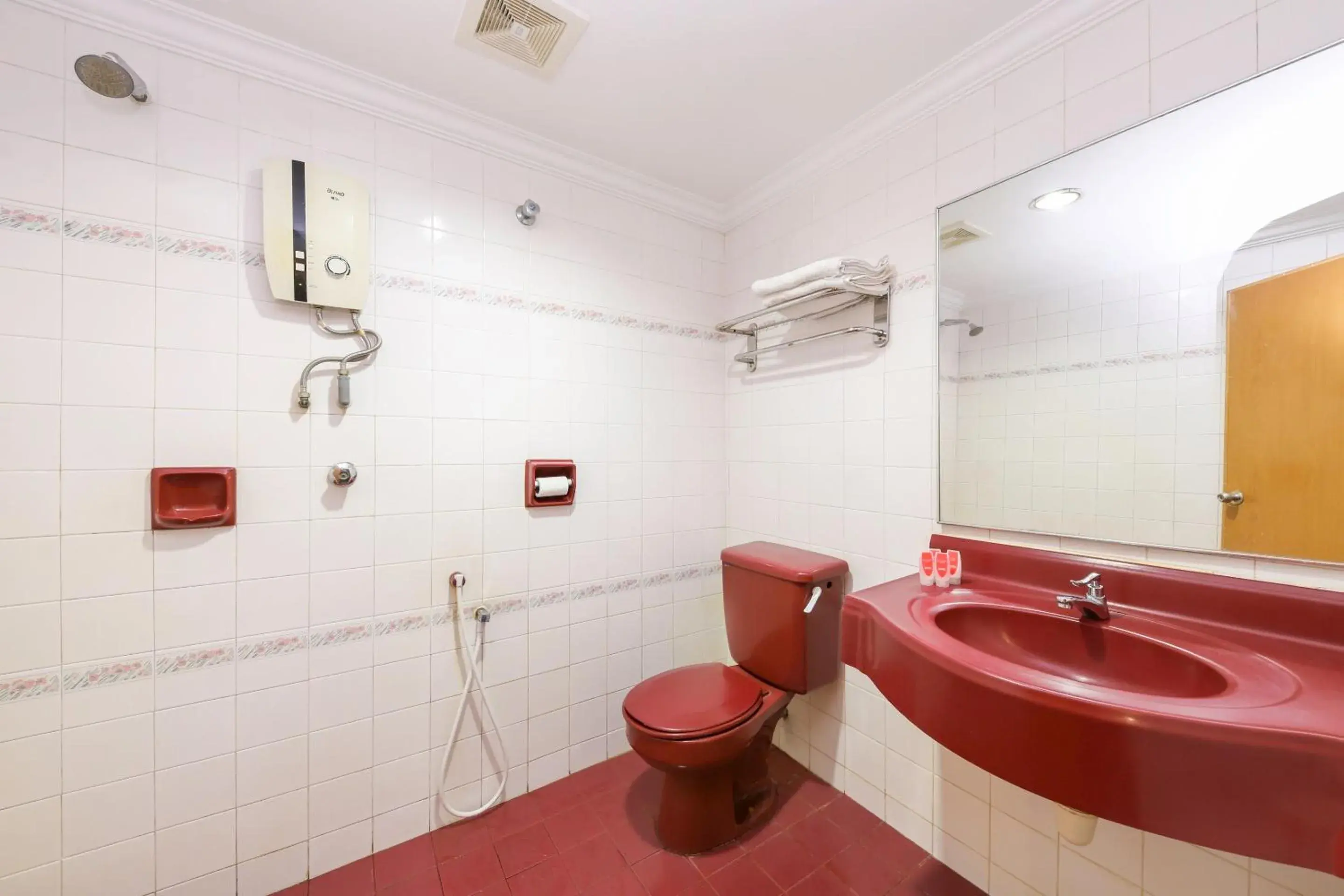 Bathroom in OYO 472 Comfort Hotel 1
