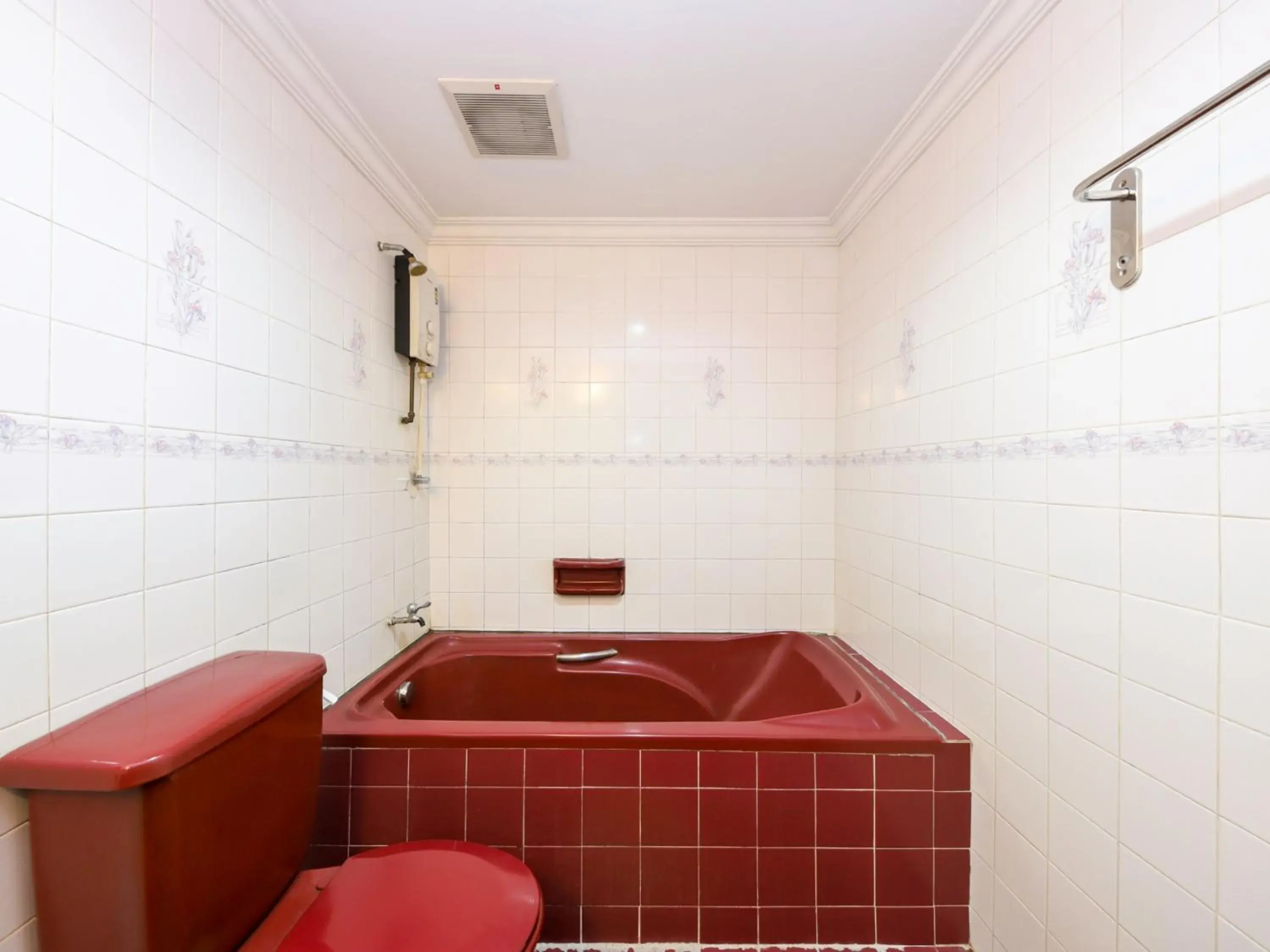 Bathroom, Kitchen/Kitchenette in OYO 472 Comfort Hotel 1