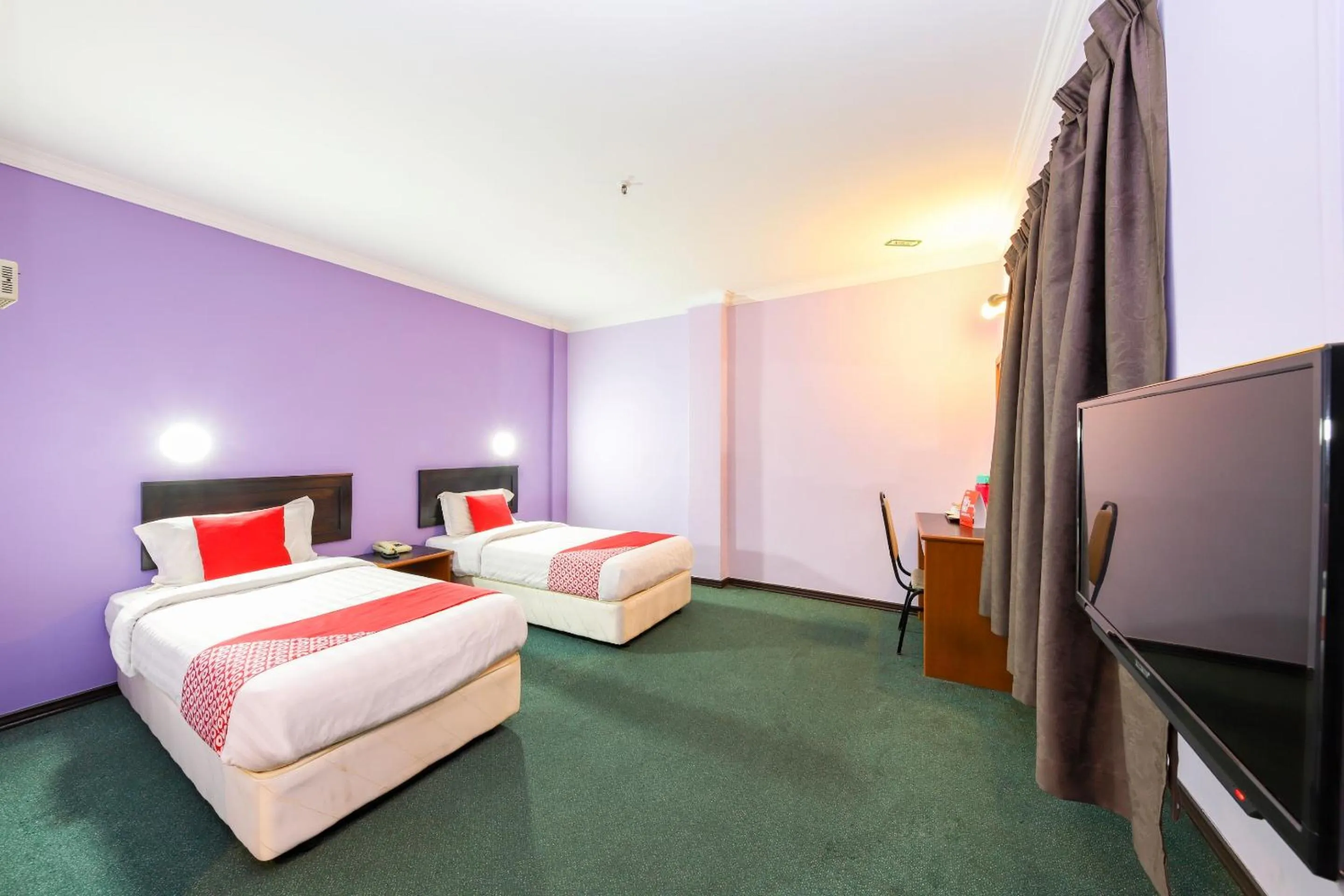 Bedroom, TV/Entertainment Center in OYO 472 Comfort Hotel 1