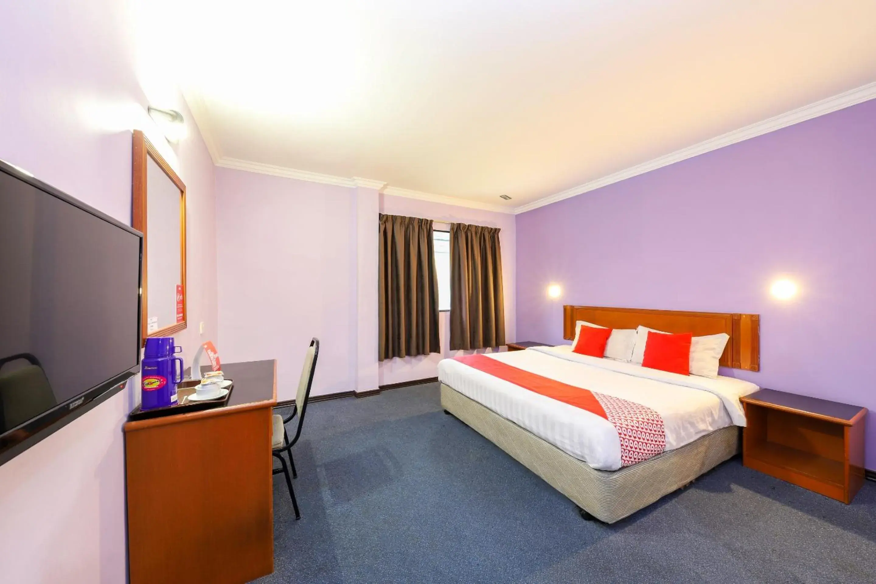 Bedroom, TV/Entertainment Center in OYO 472 Comfort Hotel 1