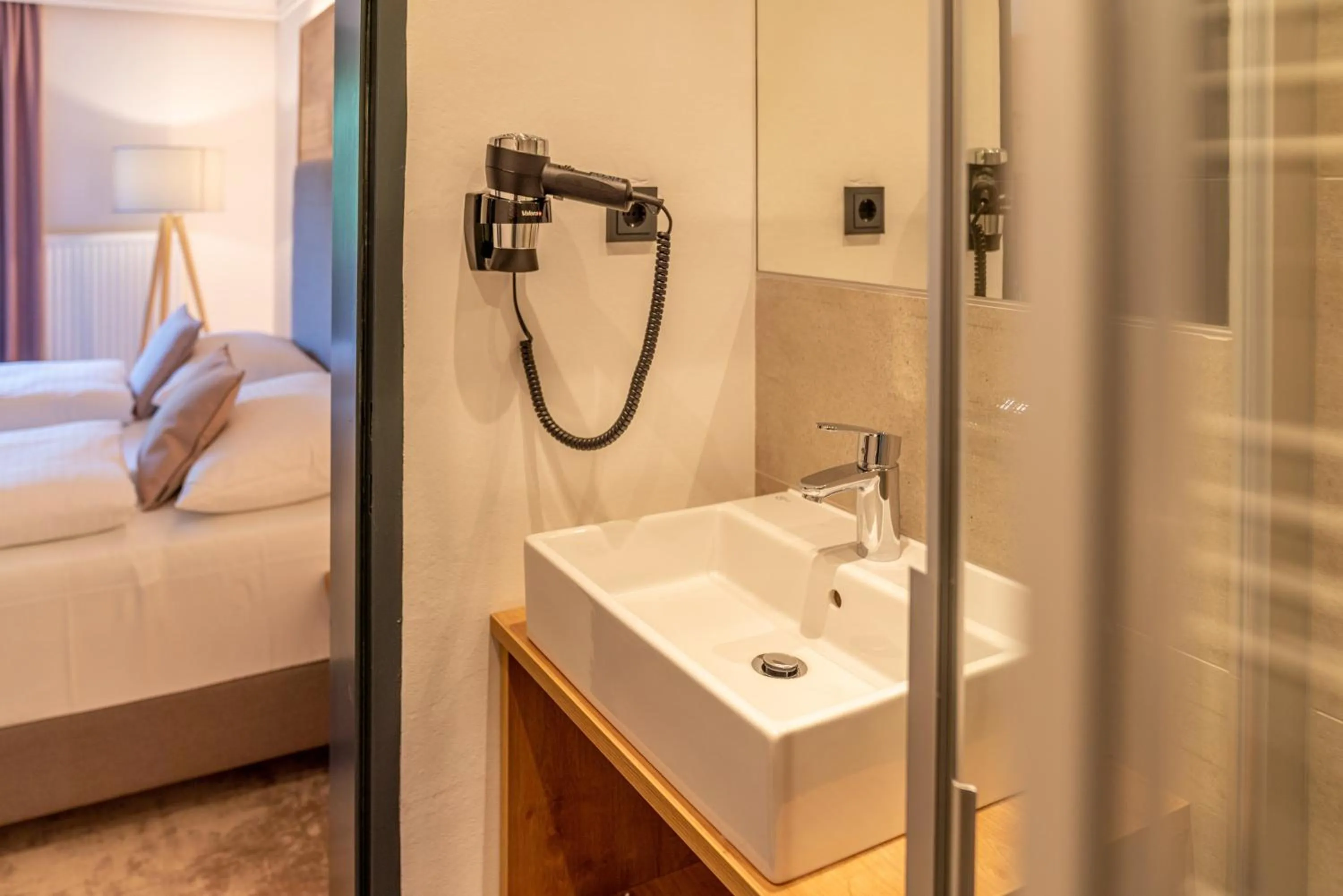 Bathroom, Bed in Stadtvilla Schladming Boutiquehotel