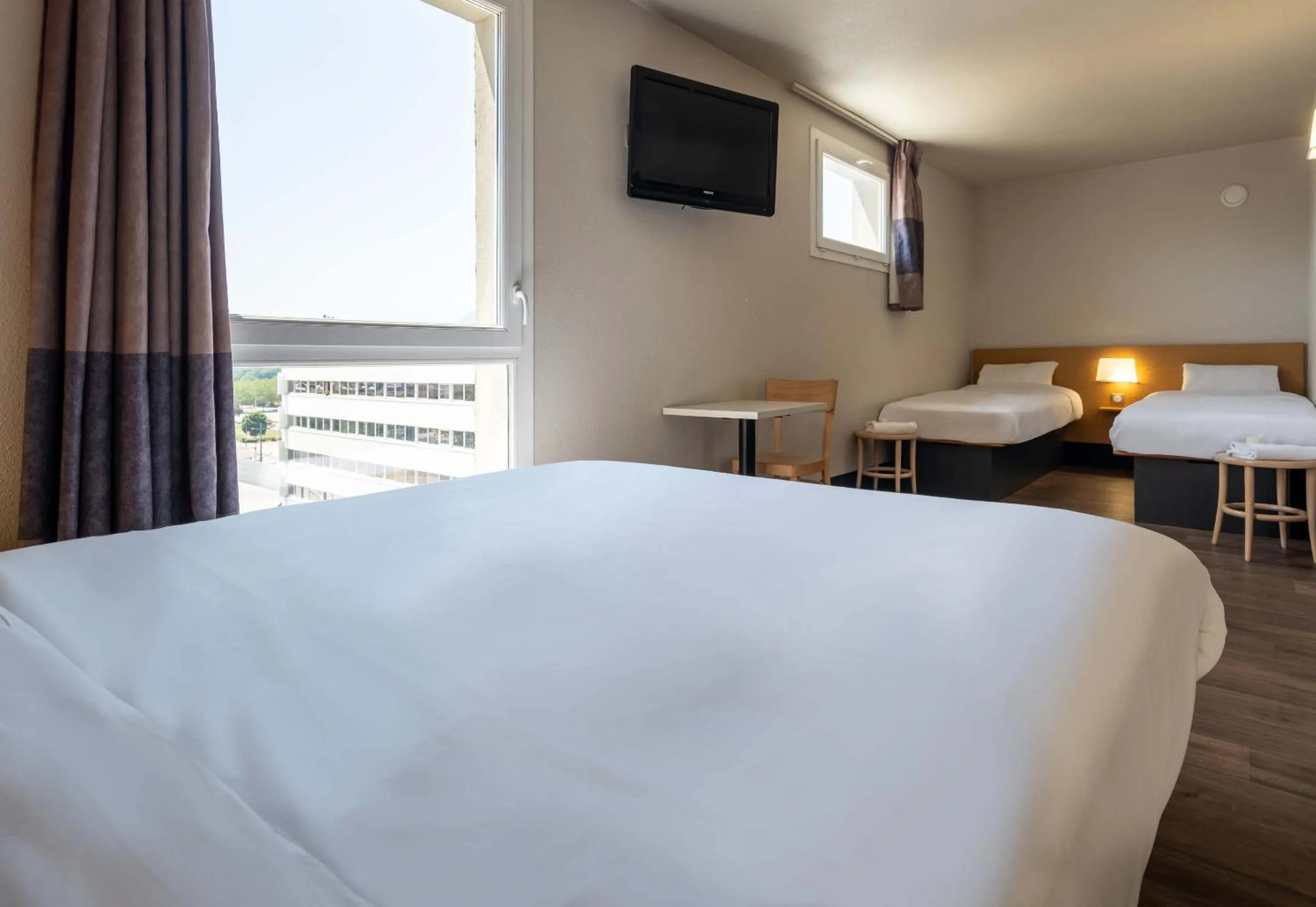 Bedroom, Bed in B&B HOTEL Grenoble Centre Alpexpo