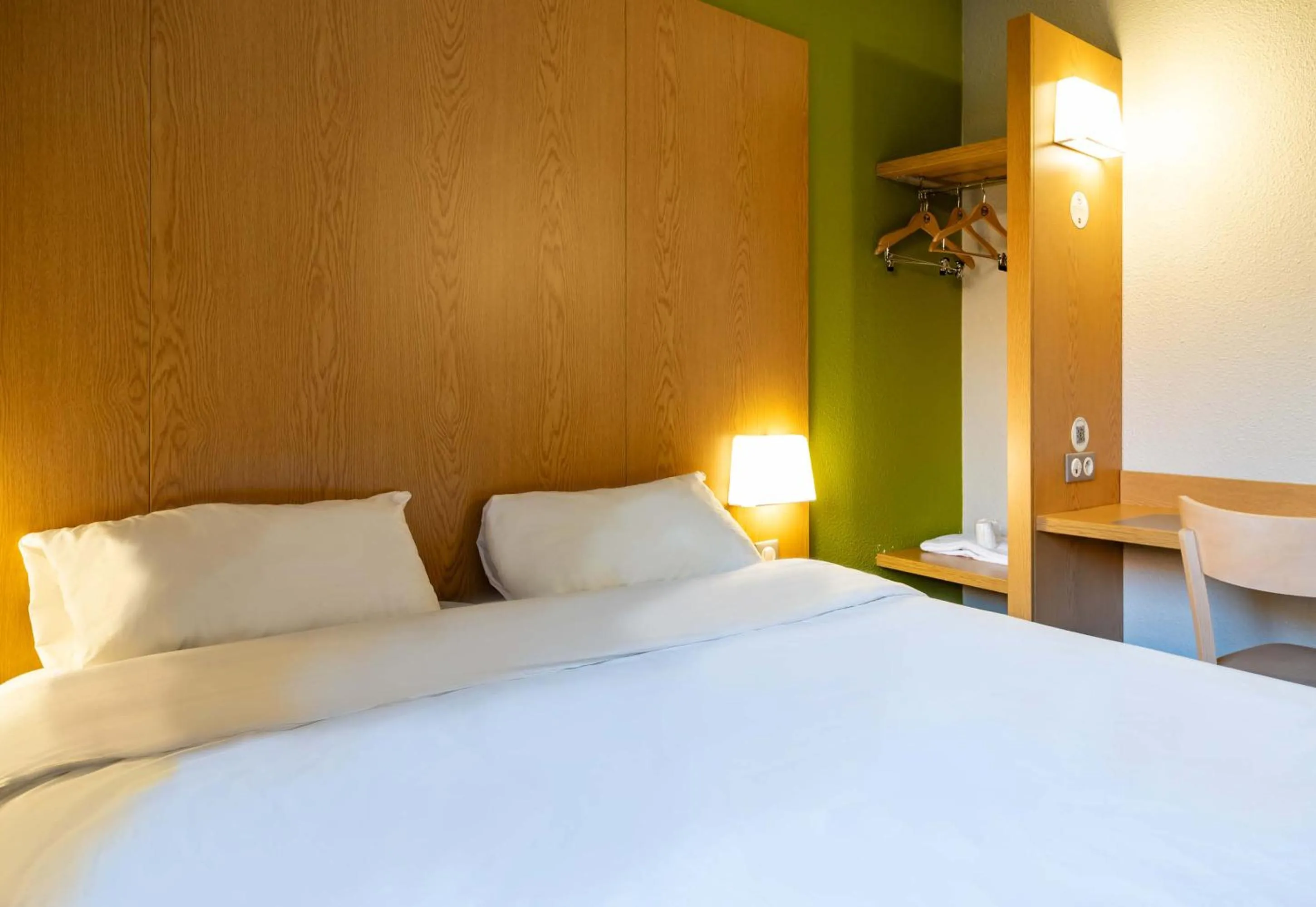 Bedroom, Bed in B&B HOTEL Grenoble Centre Alpexpo