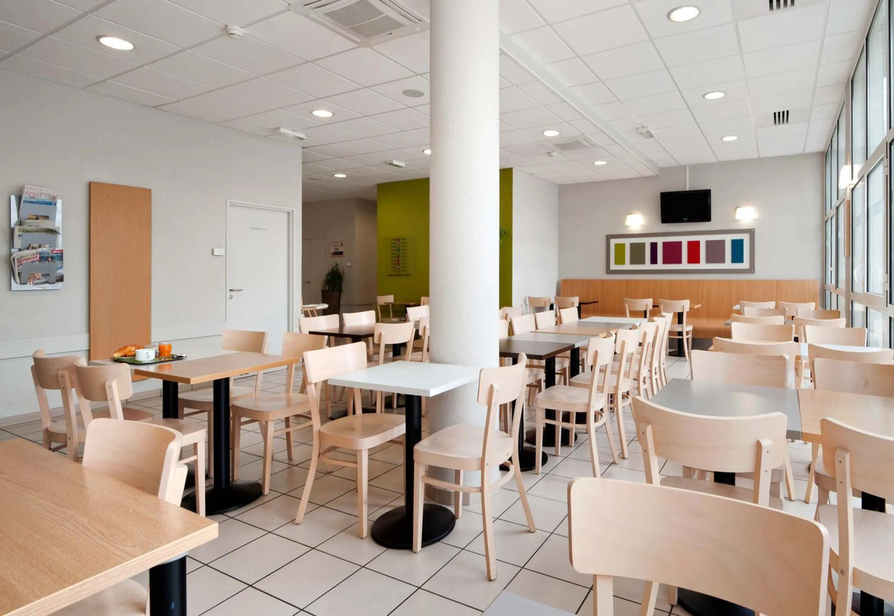 Restaurant/places to eat in B&B HOTEL Grenoble Centre Alpexpo