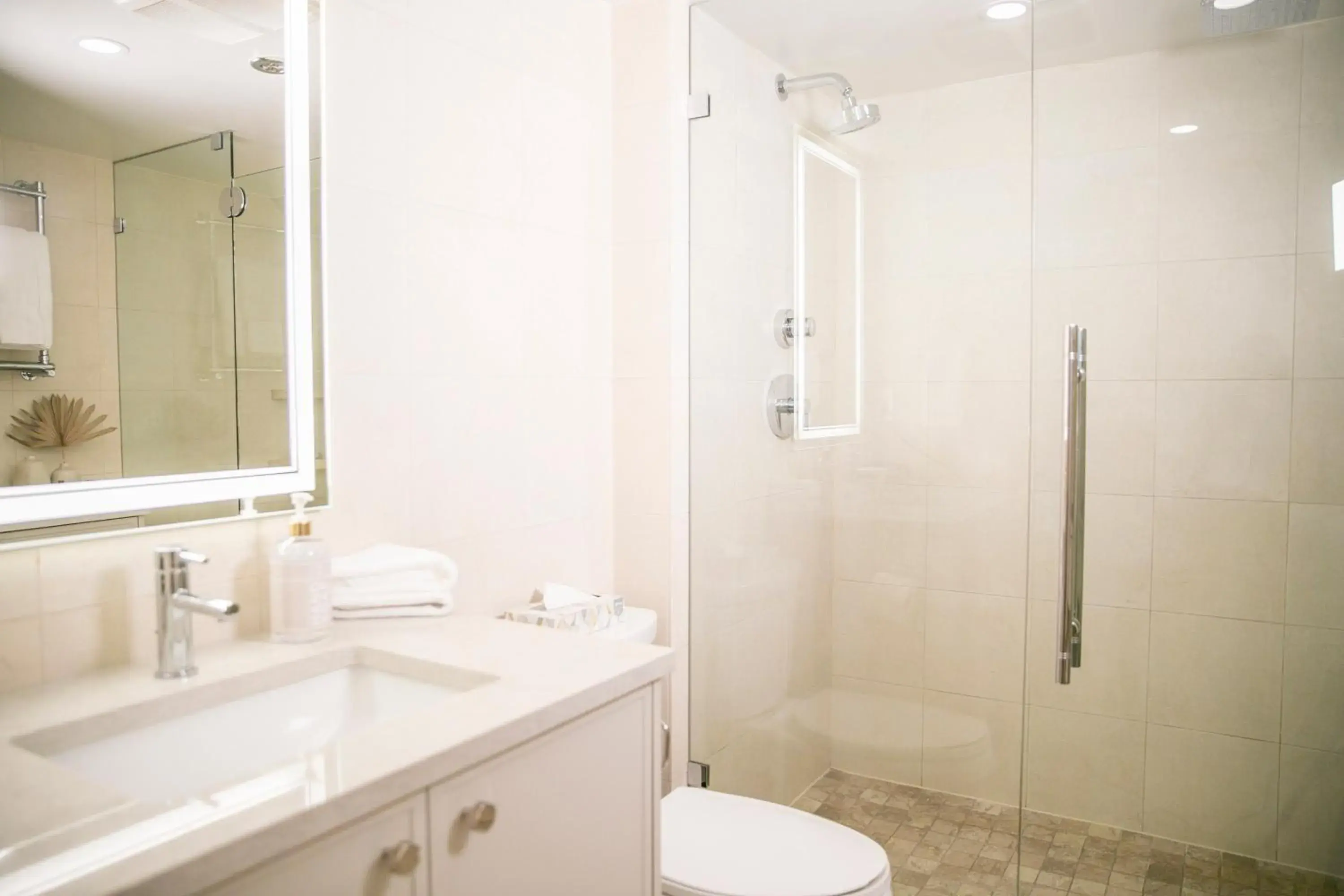 Shower, Bathroom in Carleton Lodge
