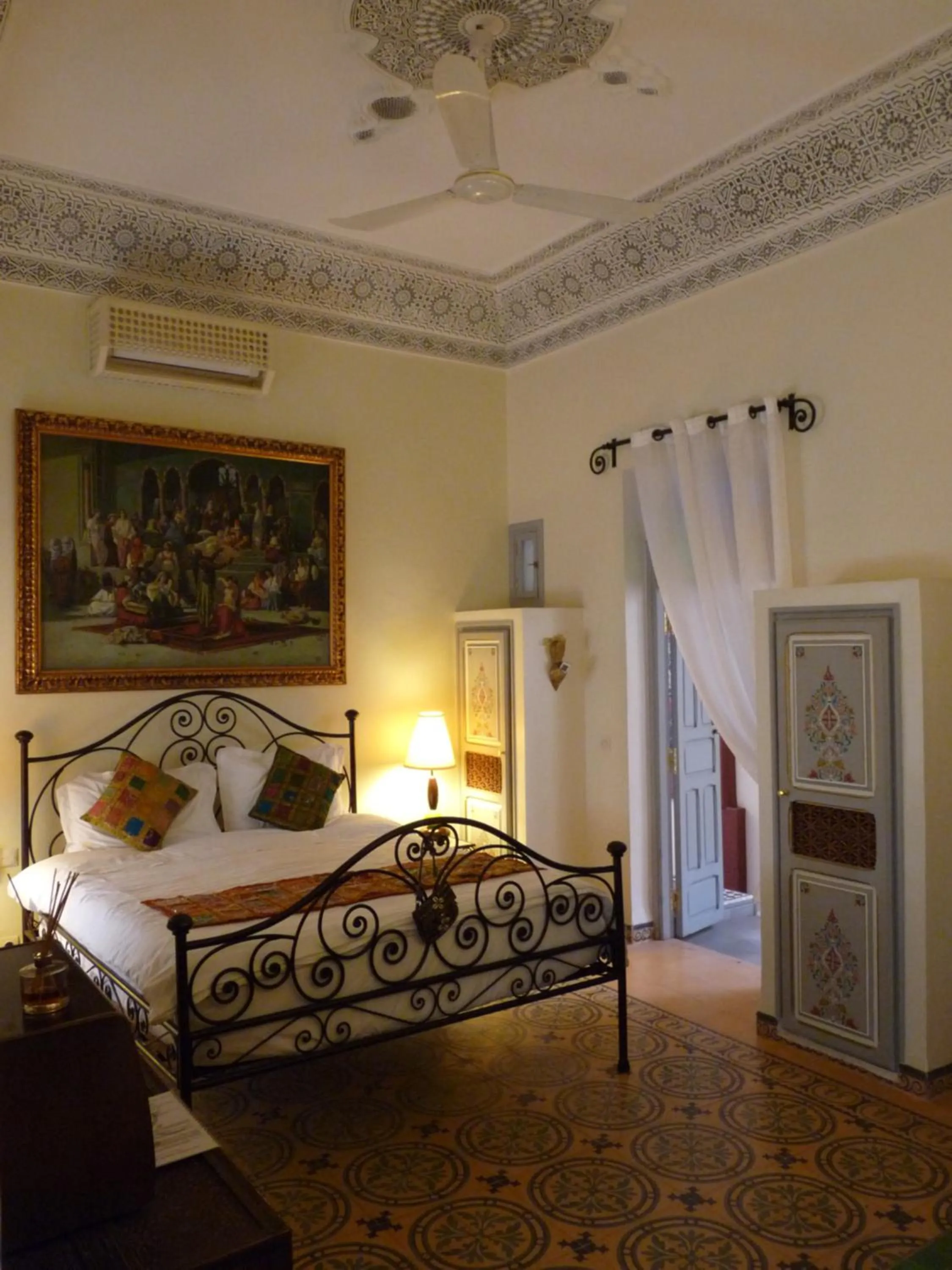 Bed in Riad Noos Noos & Spa