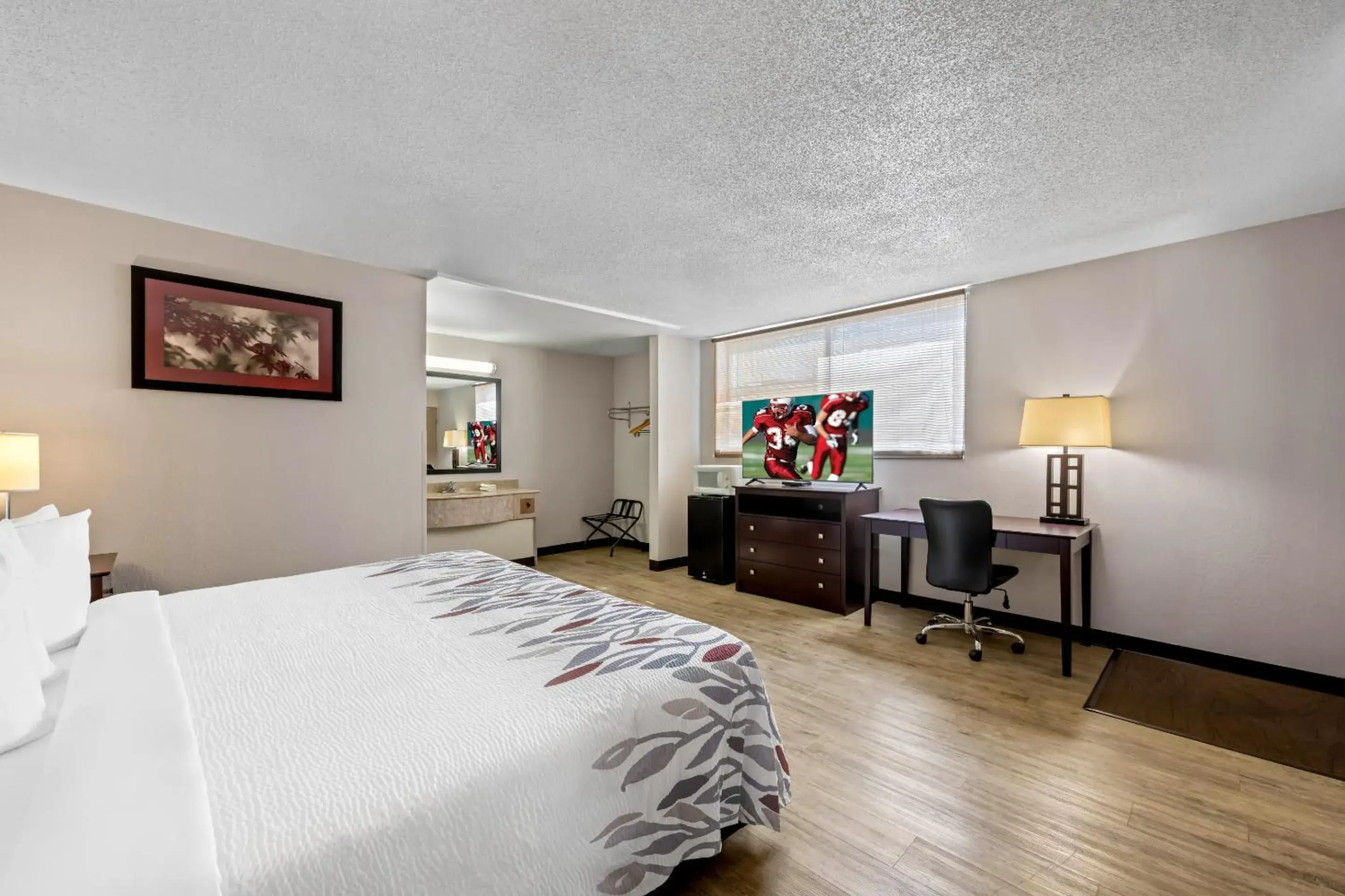 Deluxe King Room Smoking in Red Roof Inn Abingdon Deluxe King Room Smoking in Red Roof Inn Abingdon