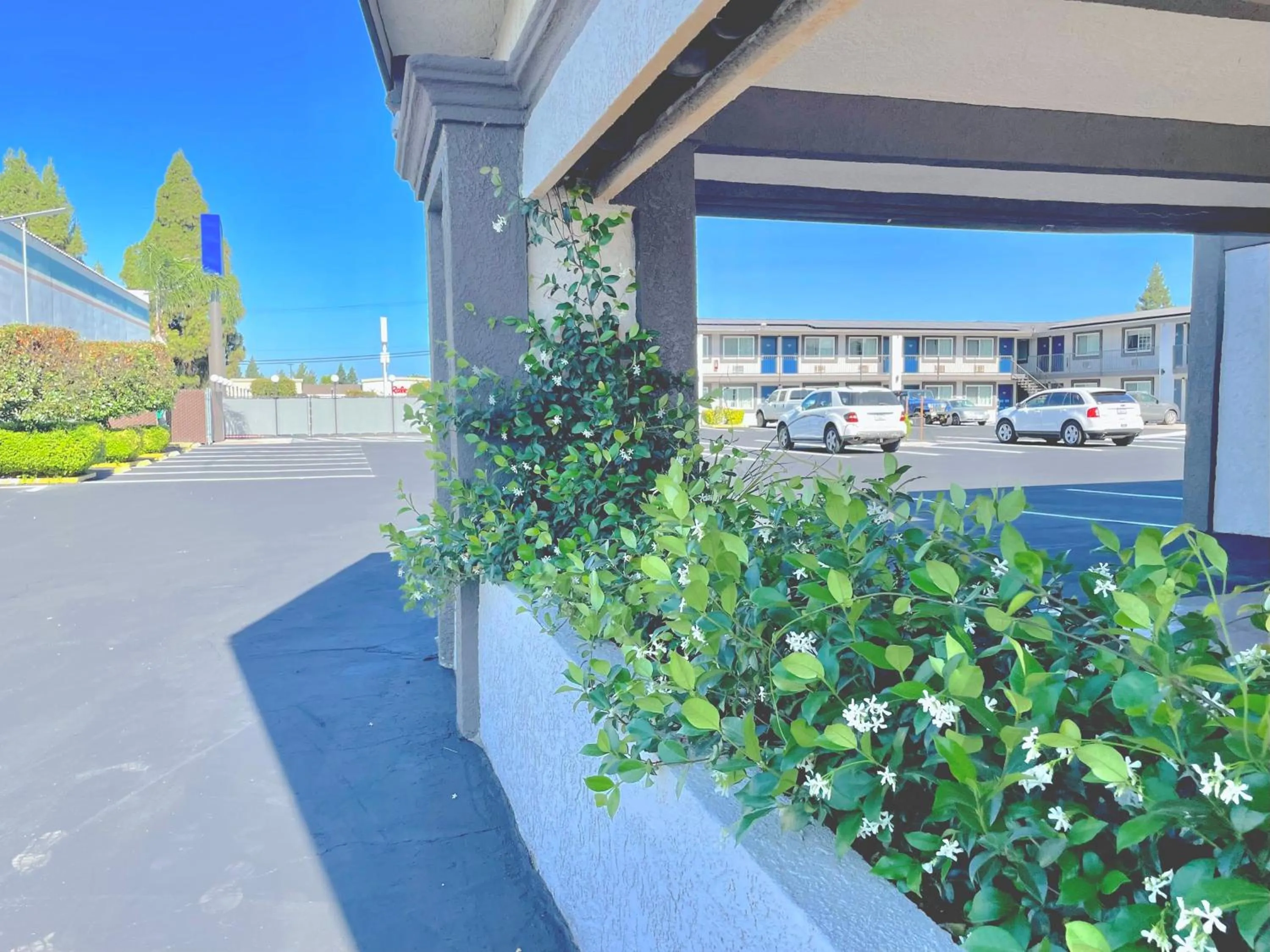 Property building in Motel 6 Yuba City, CA