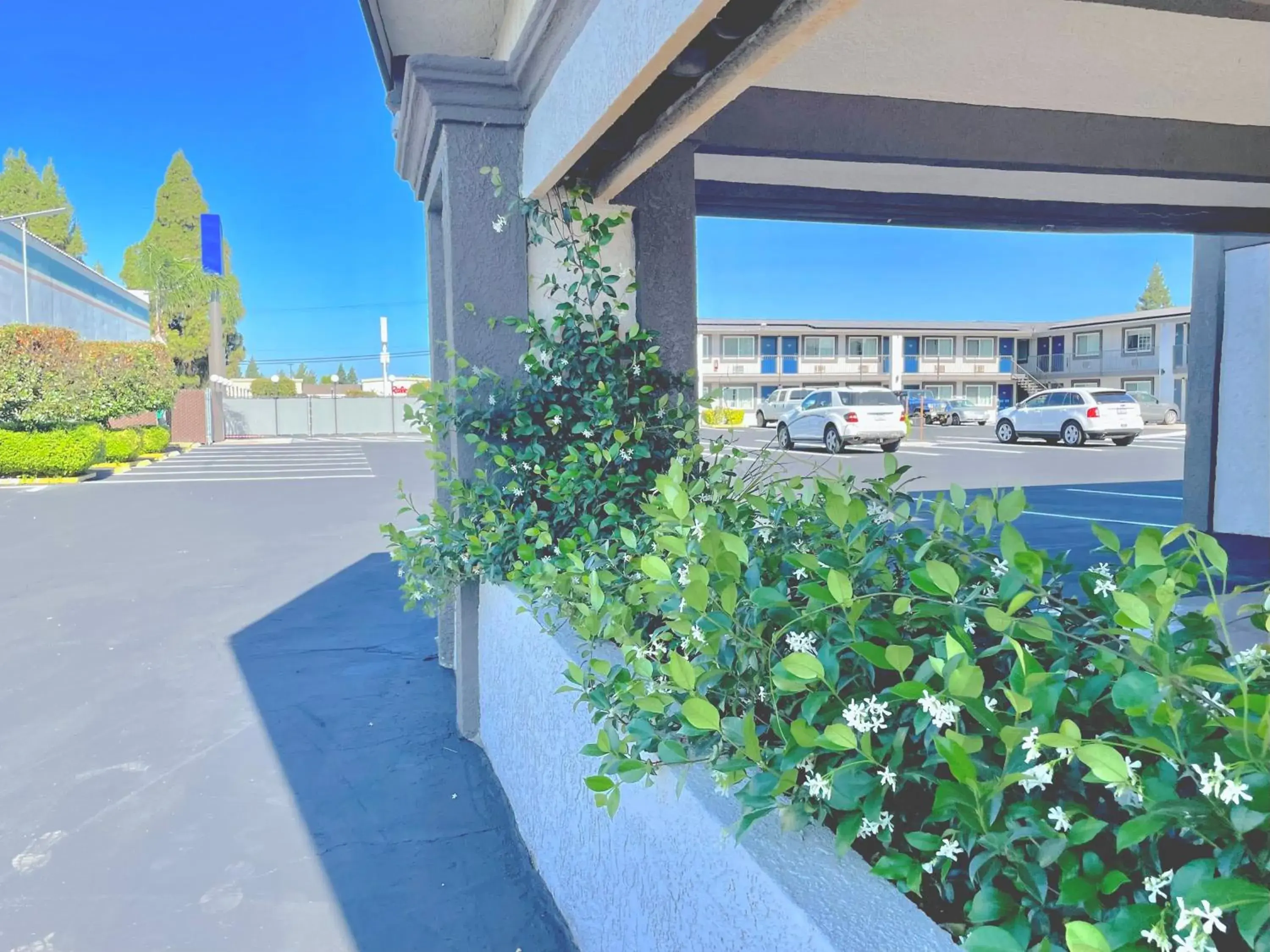 Property building in Motel 6 Yuba City, CA Property building in Motel 6 Yuba City, CA