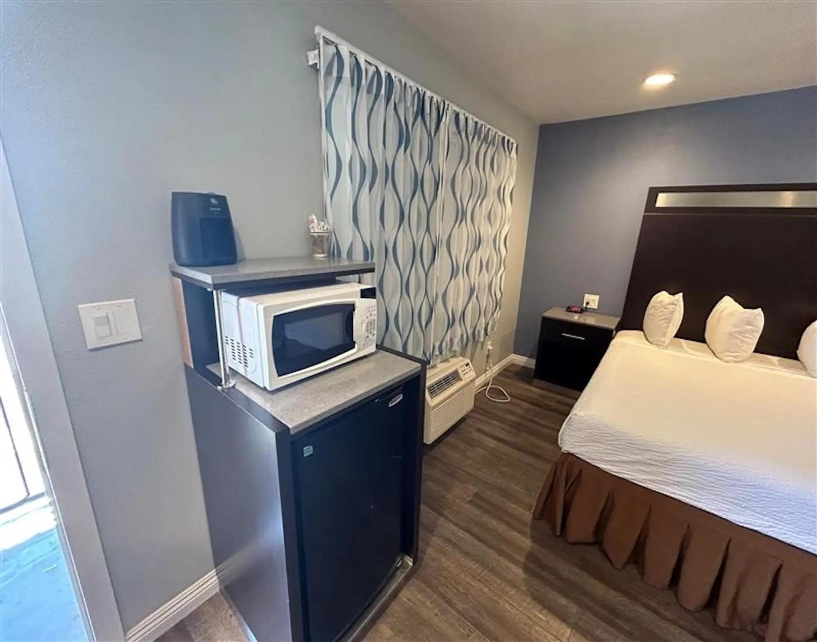 Bedroom, Bed in Motel 6 Yuba City, CA Bedroom, Bed in Motel 6 Yuba City, CA