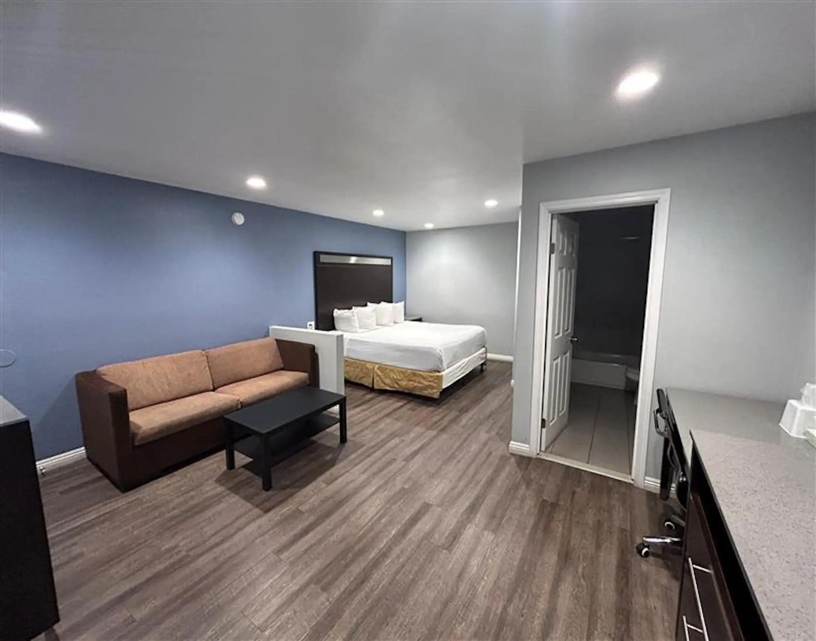 Bedroom, Bed in Motel 6 Yuba City, CA Bedroom, Bed in Motel 6 Yuba City, CA