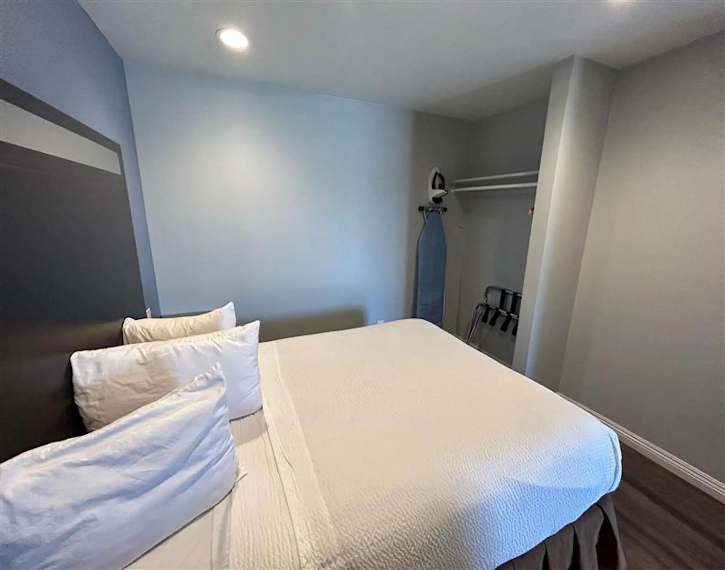 Bedroom, Bed in Motel 6 Yuba City, CA Bedroom, Bed in Motel 6 Yuba City, CA