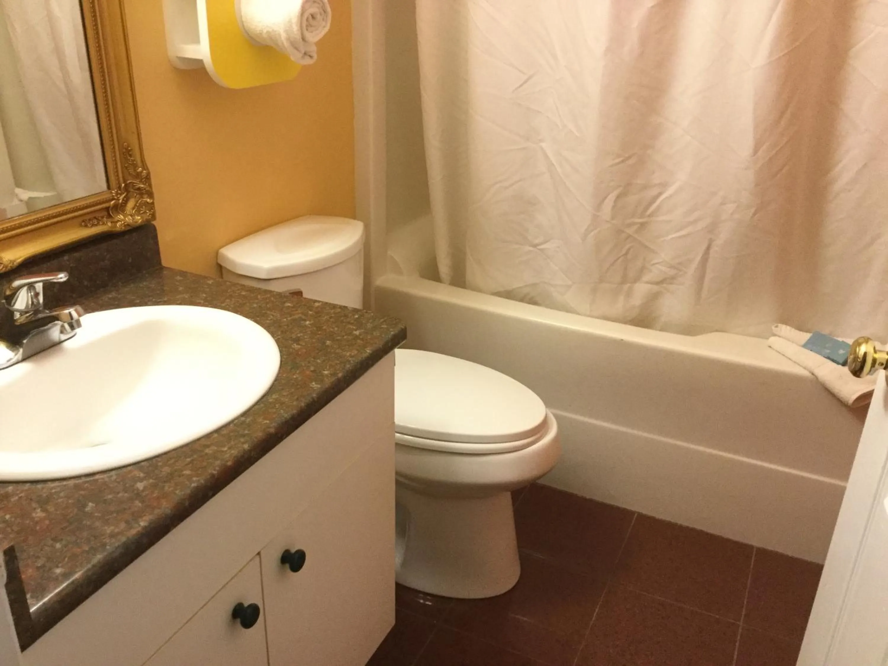 Bathroom in Riverside Motel Cache Creek