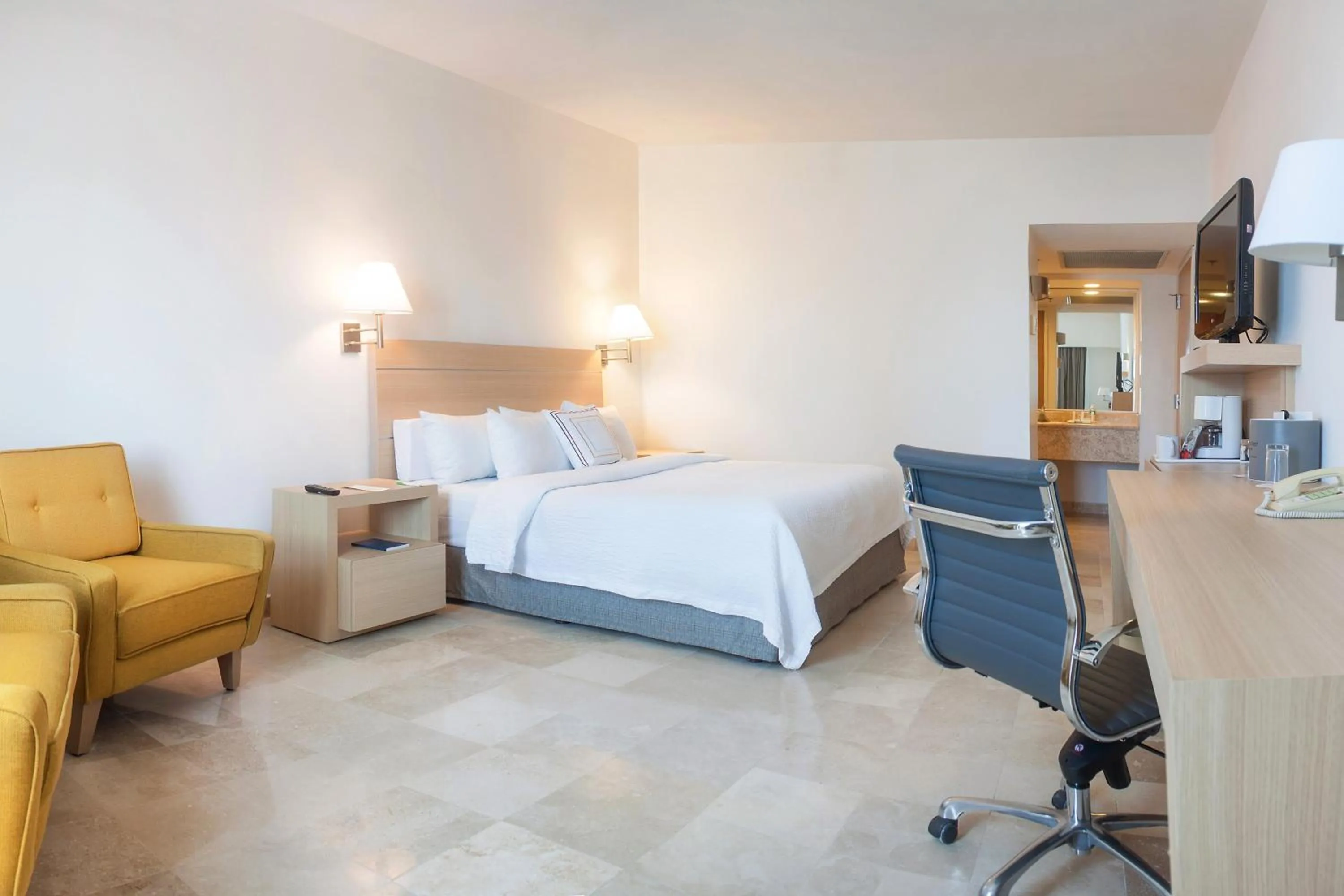 Photo of the whole room, Bed in Courtyard by Marriott Villahermosa Tabasco