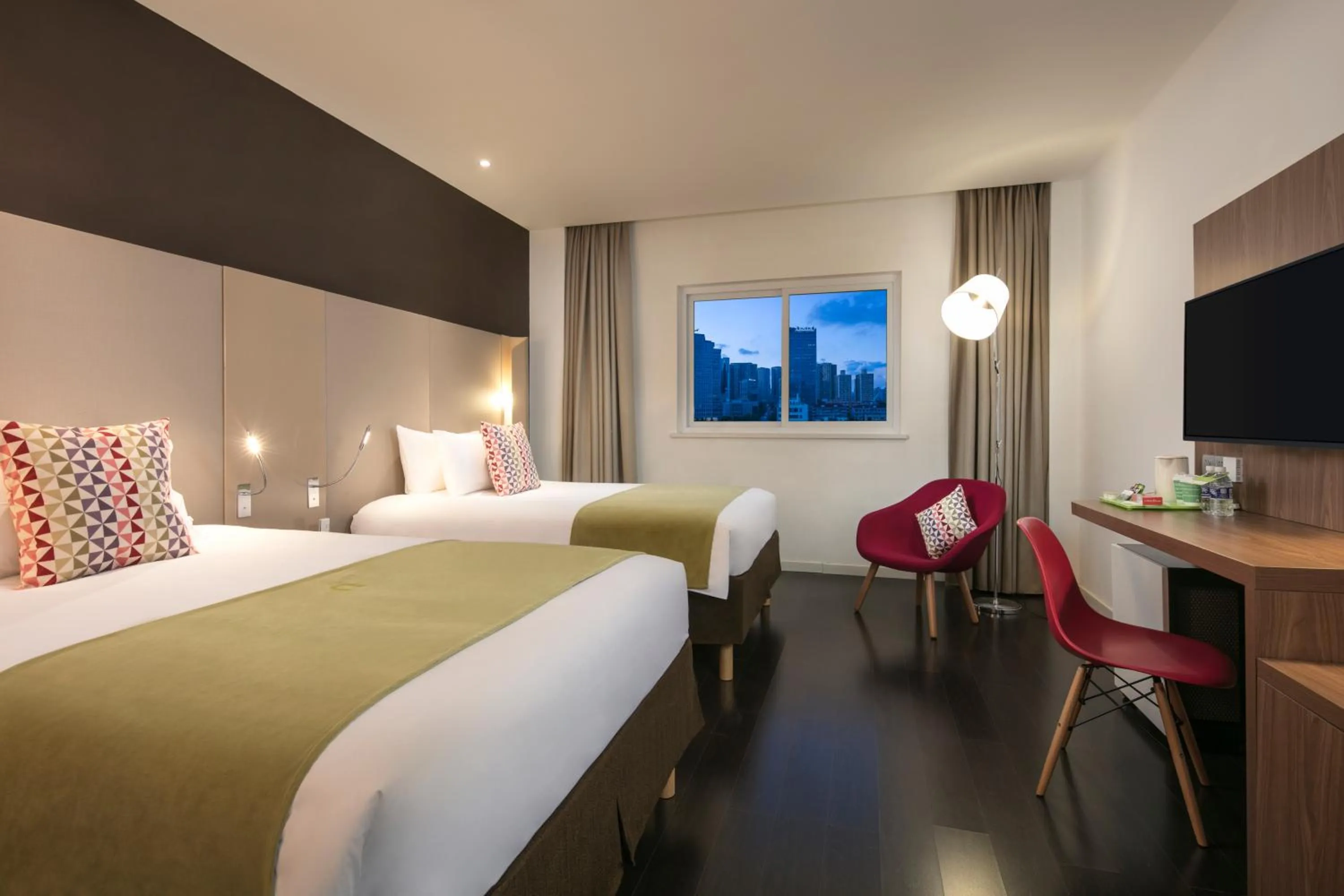 Communal lounge/ TV room, Bed in Campanile Shanghai Railway Station and People's Square