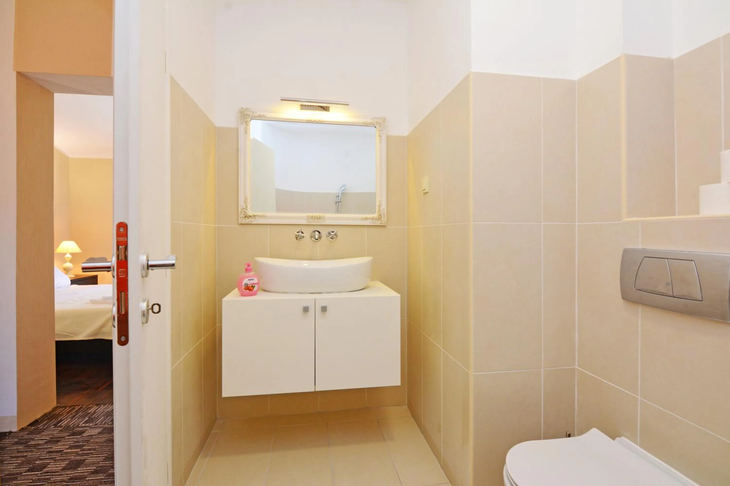 Toilet, Bed in Luxury Room Uzorita B&B