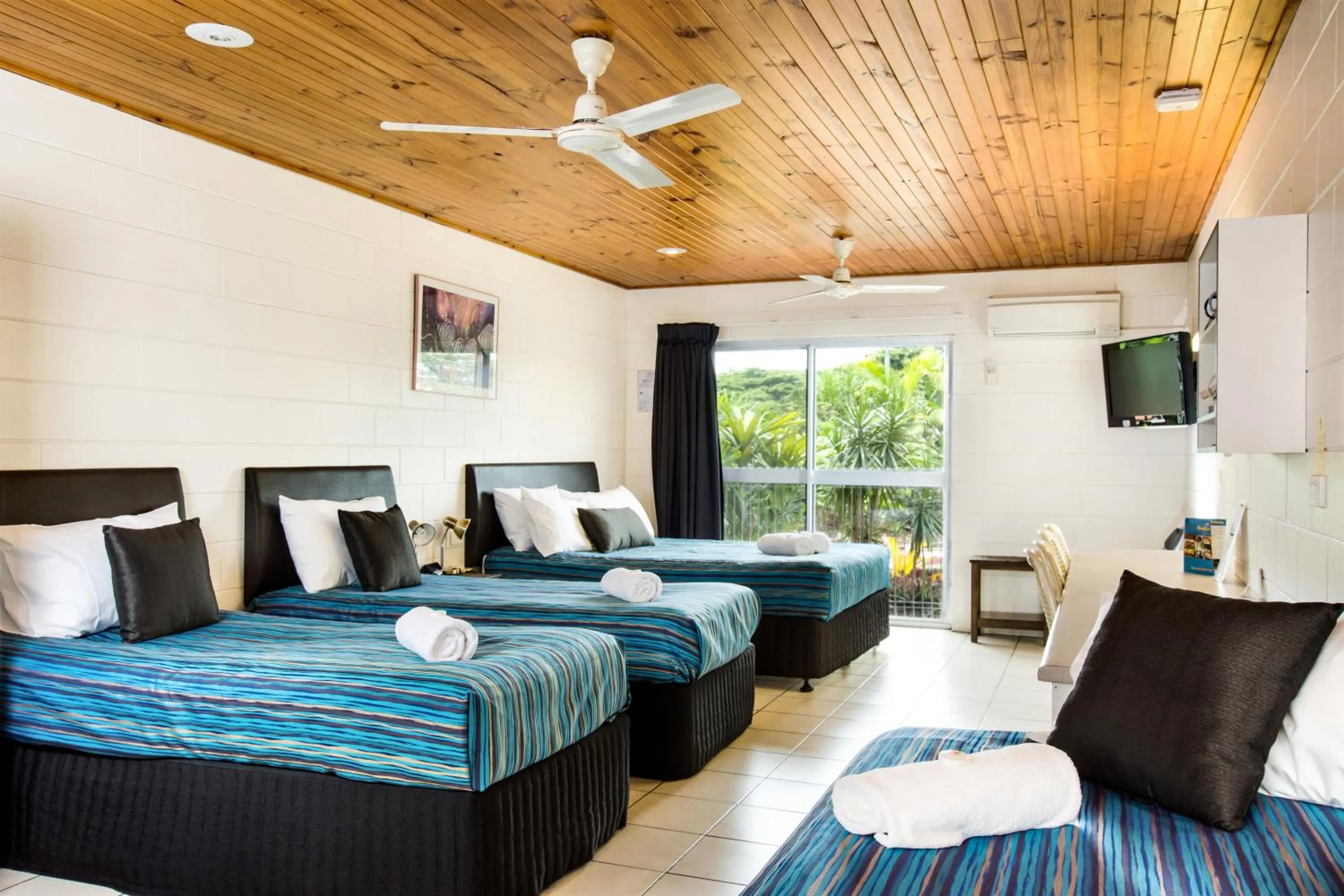 Photo of the whole room, Bed in Barrier Reef Motel Innisfail