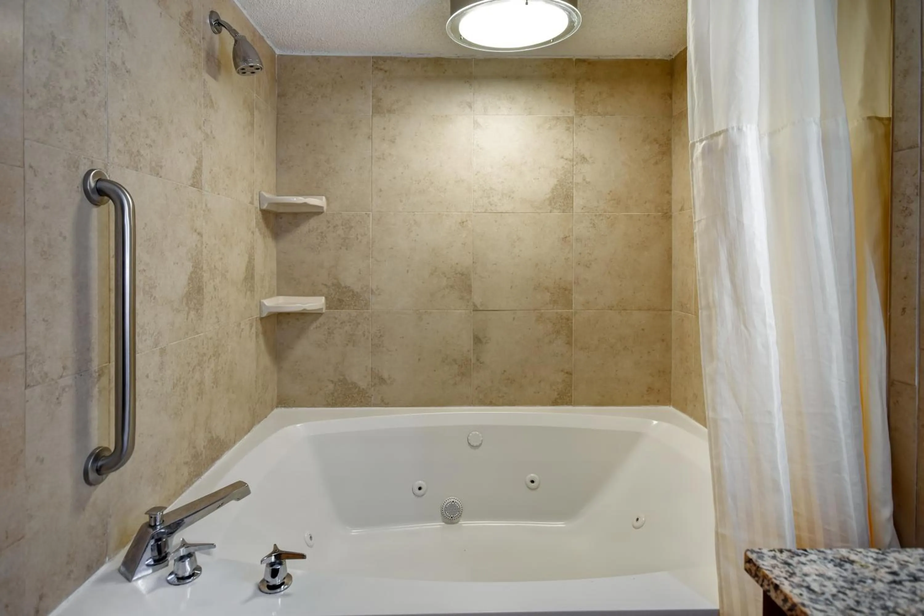 Bath in DoubleTree by Hilton Augusta