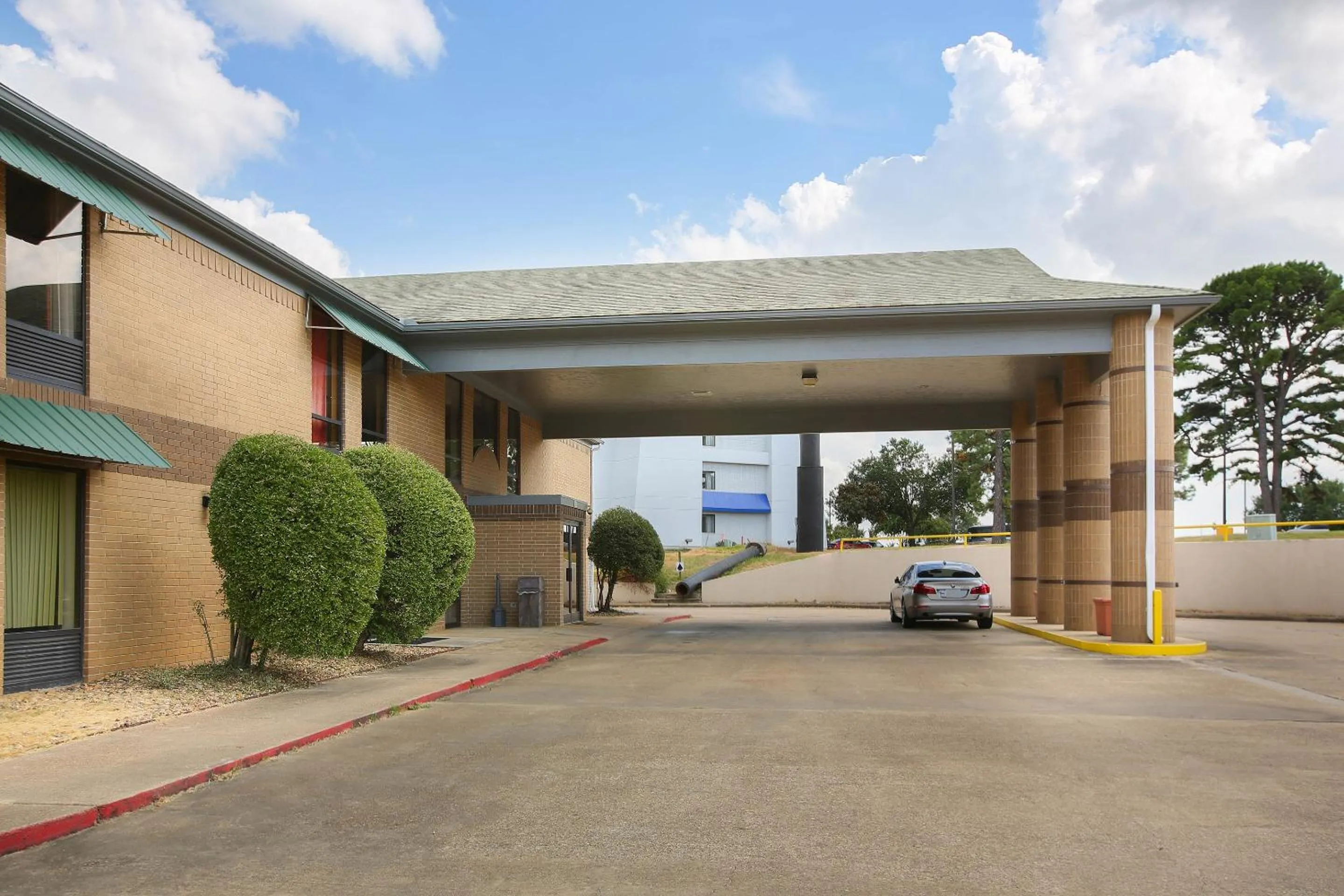 Facade/entrance in OYO Hotel Texarkana Trinity AR Hwy I-30