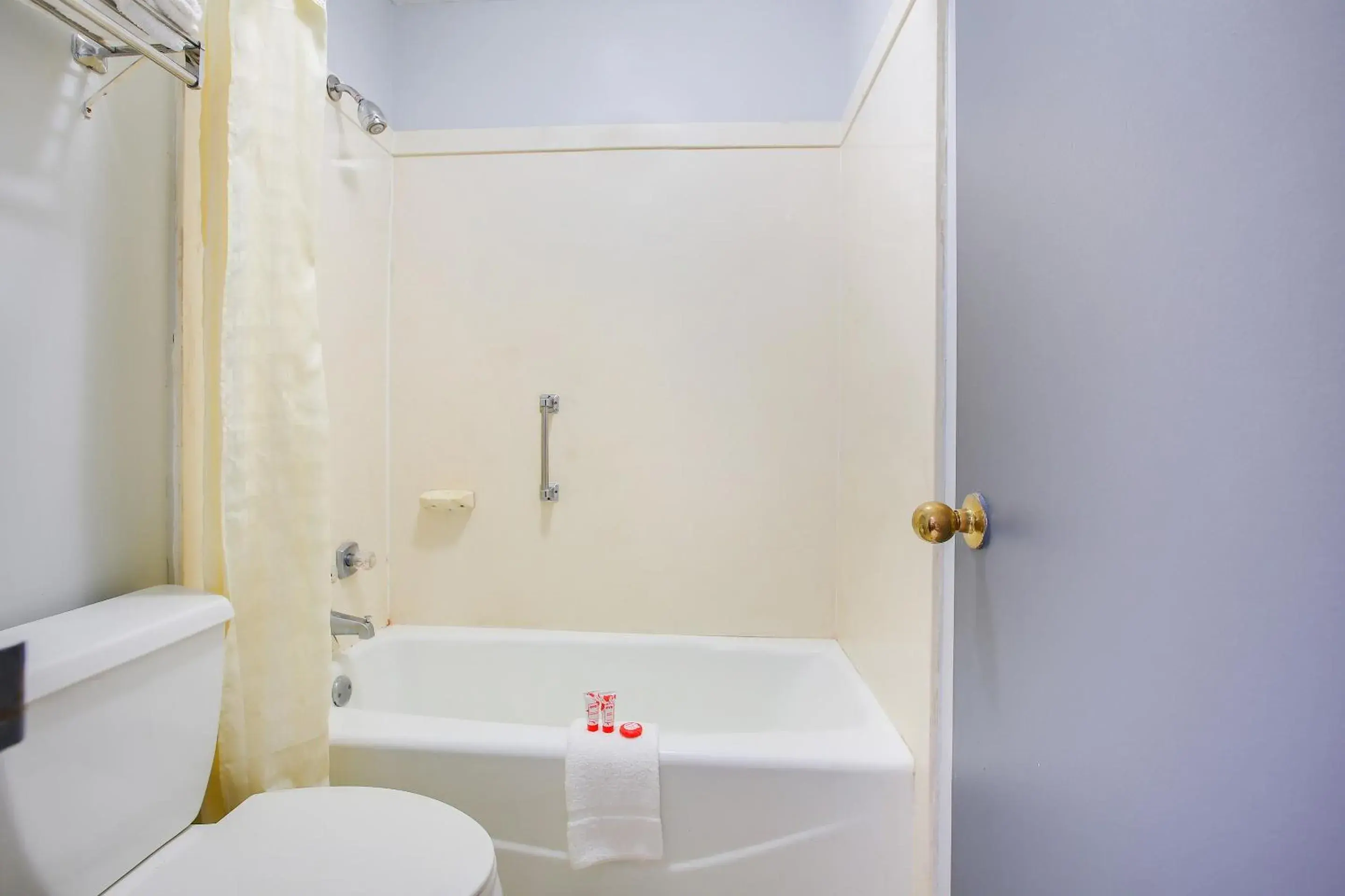 Bathroom in OYO Hotel Texarkana Trinity AR Hwy I-30 Bathroom in OYO Hotel Texarkana Trinity AR Hwy I-30