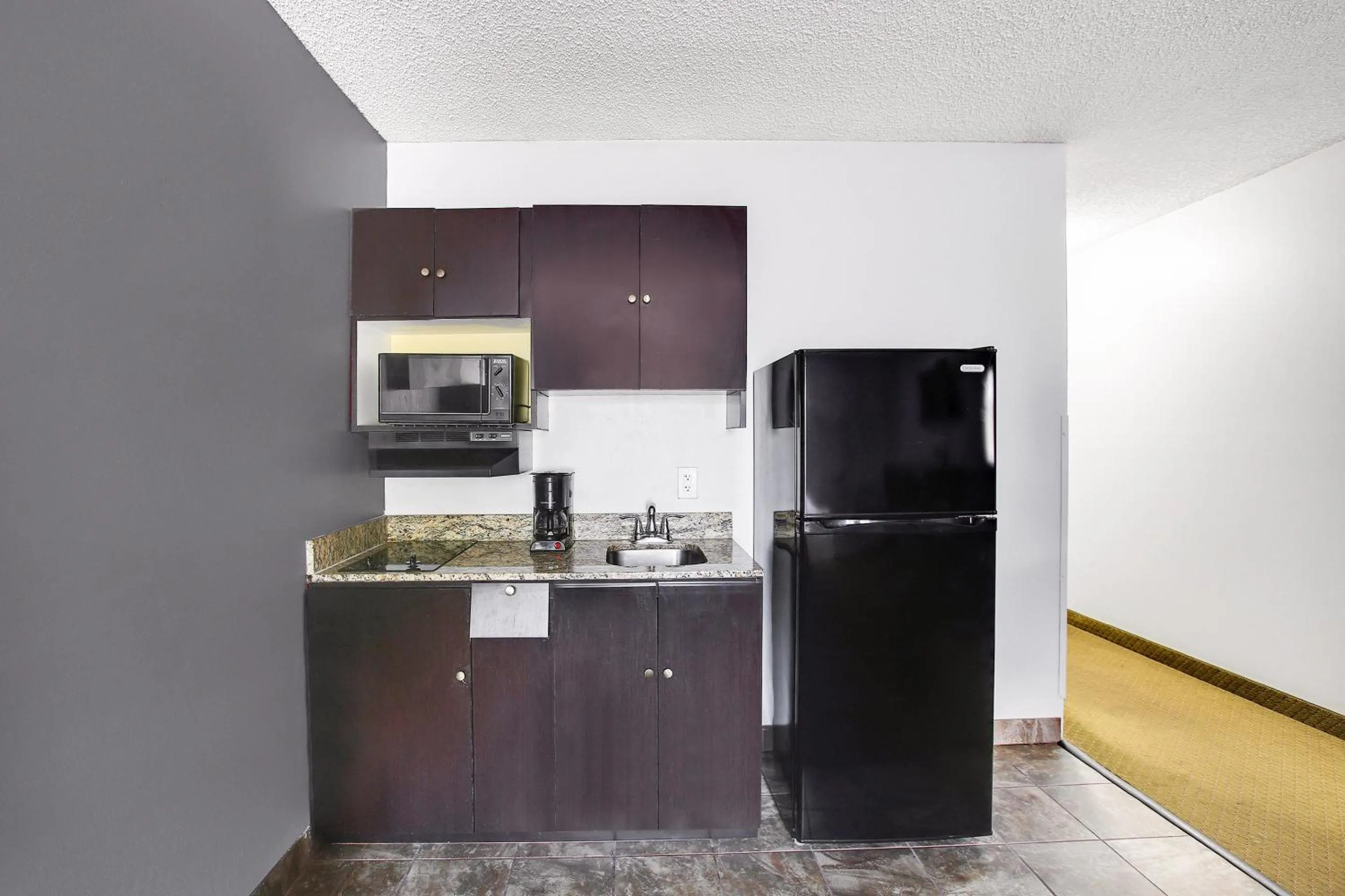 Kitchen or kitchenette in OYO Hotel Texarkana Trinity AR Hwy I-30