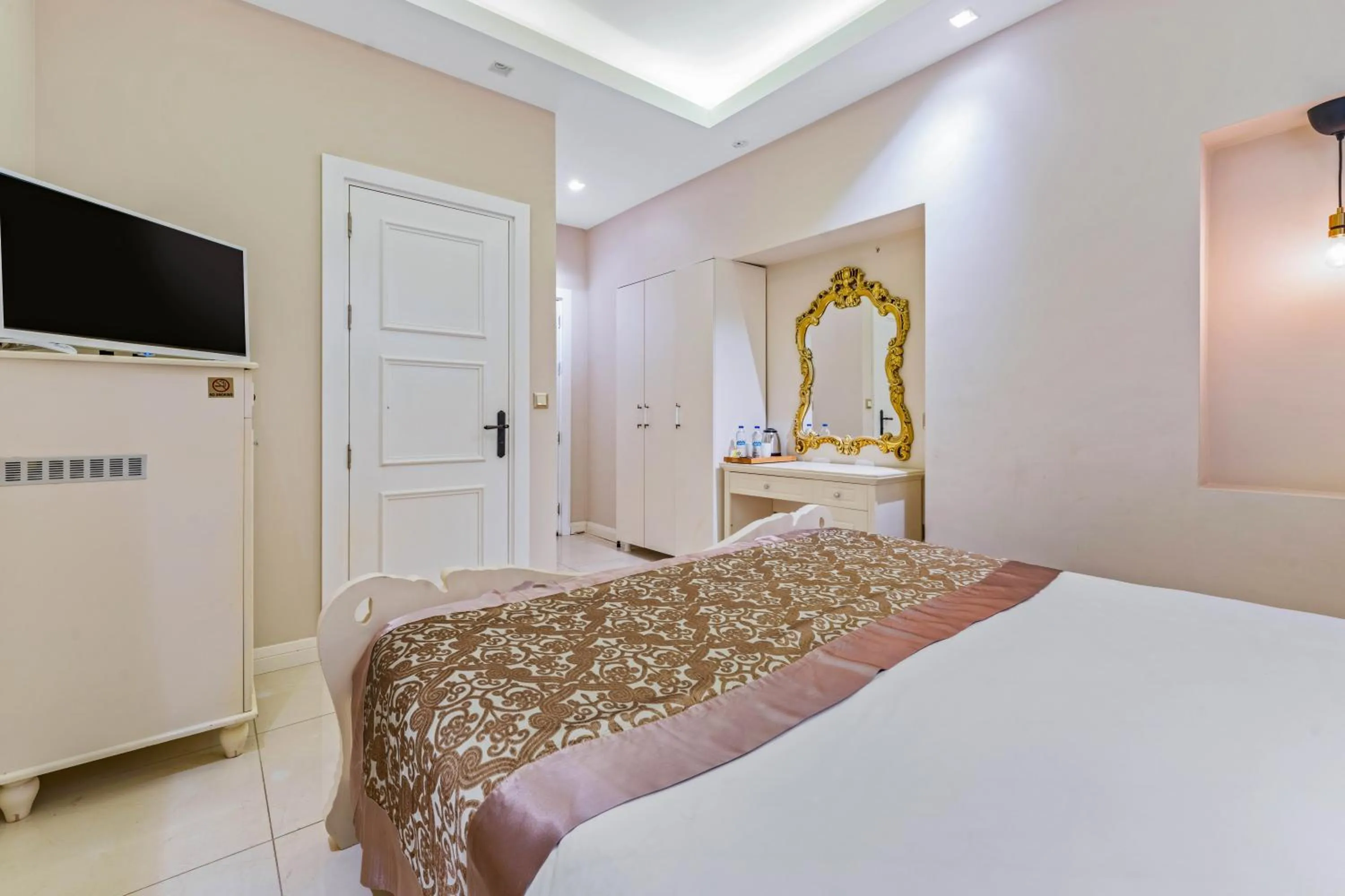 Photo of the whole room, Bed in Elegance East Hotel