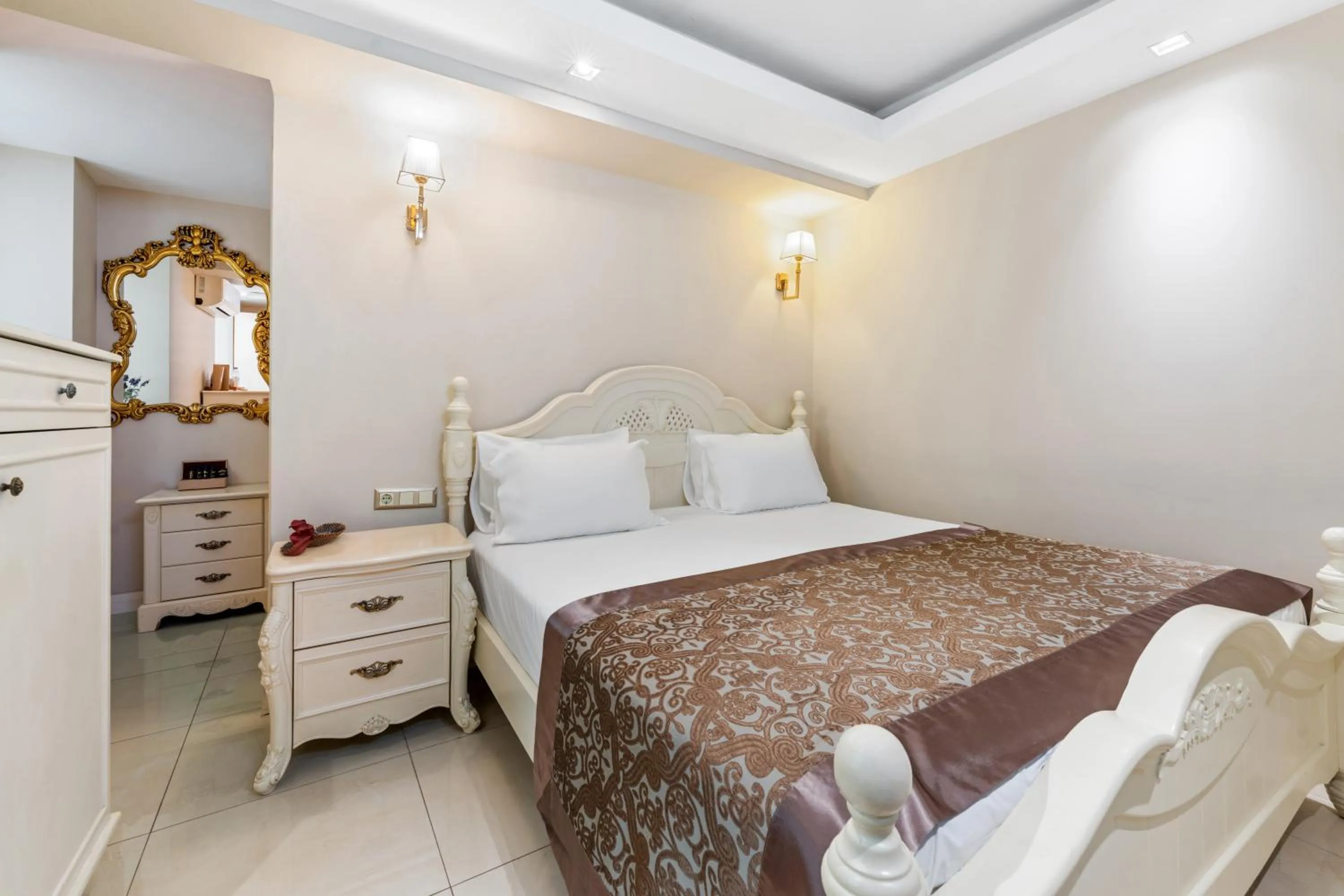 Photo of the whole room, Bed in Elegance East Hotel