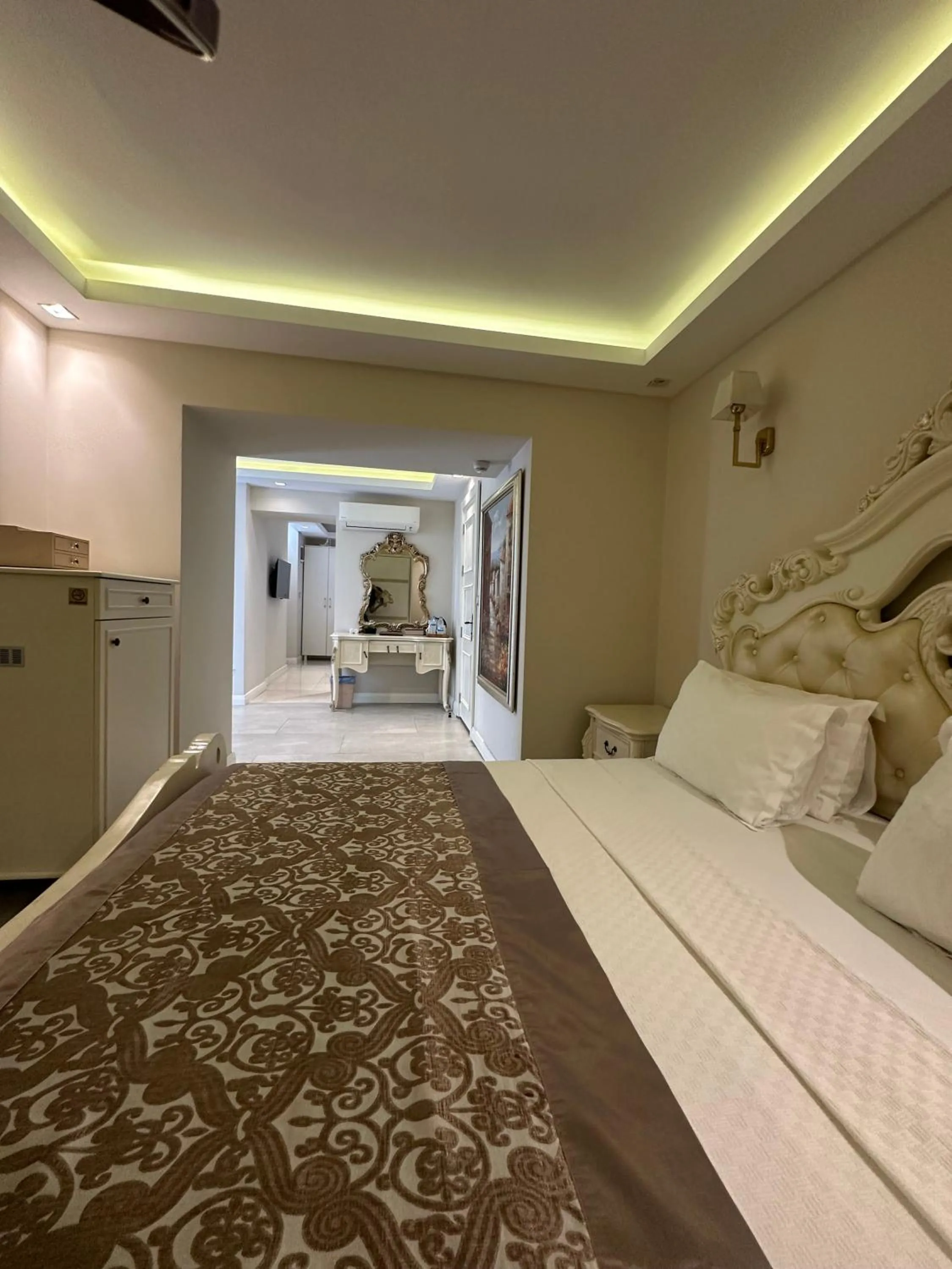 Bed in Elegance East Hotel