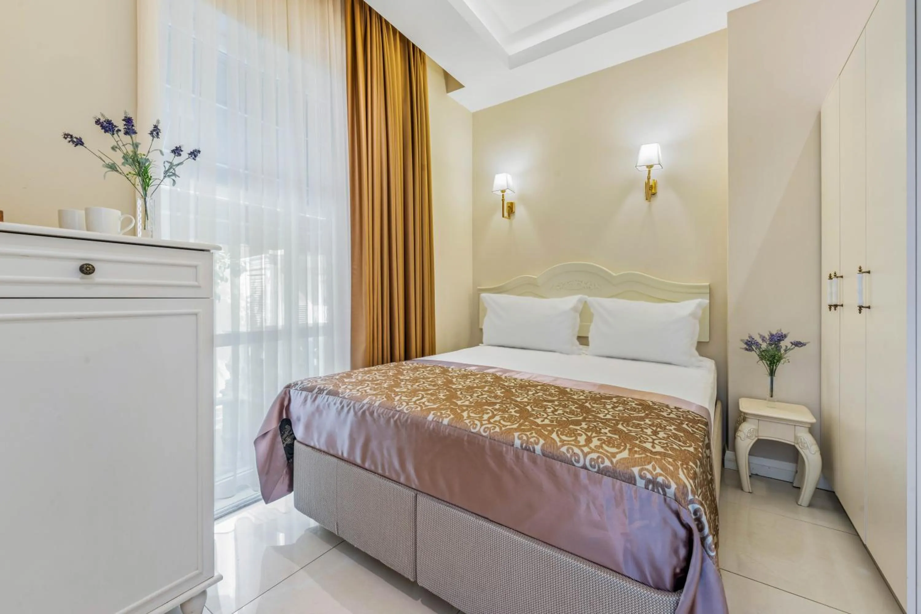 Bed in Elegance East Hotel