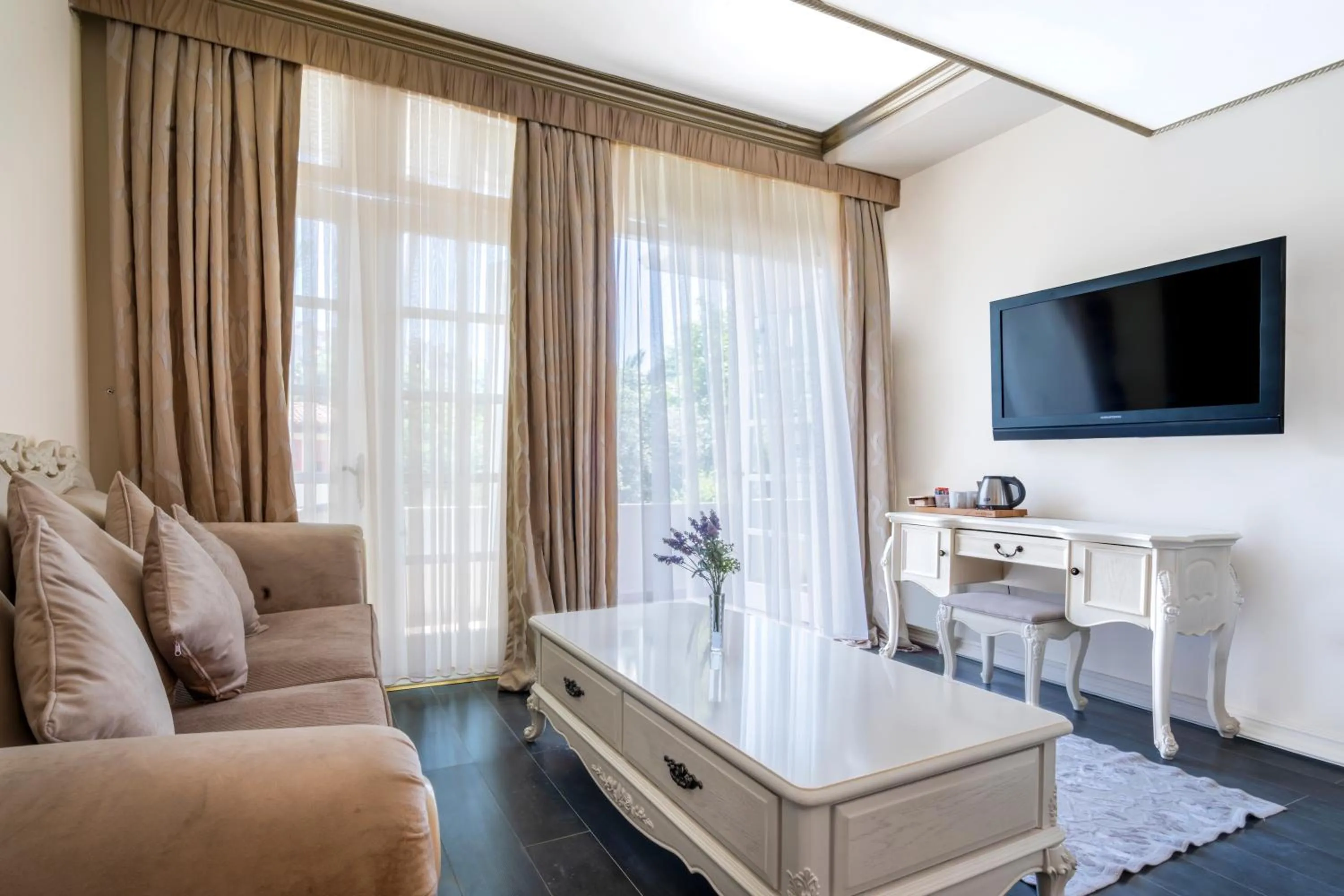 Living room in Elegance East Hotel