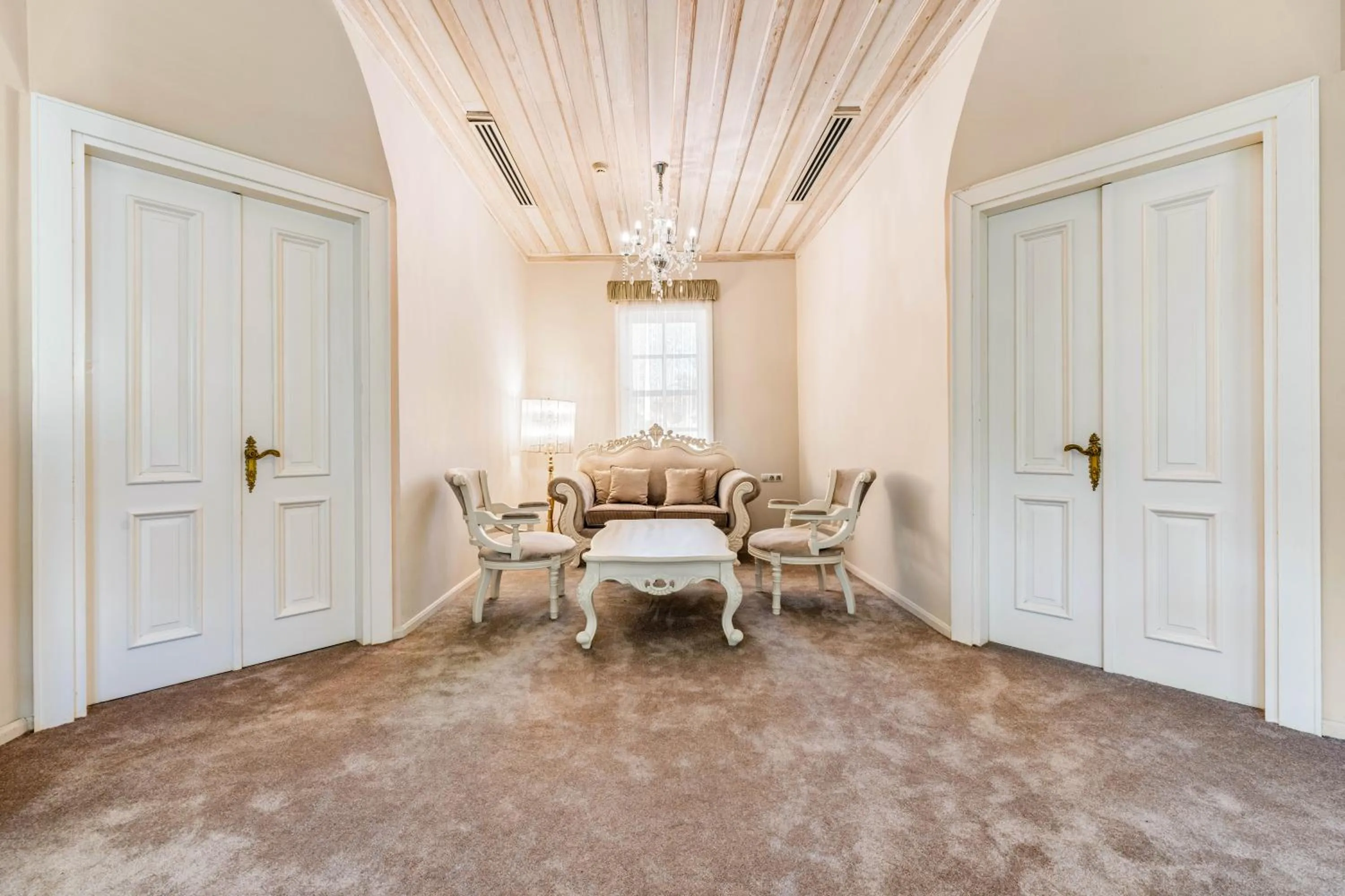 Living room in Elegance East Hotel