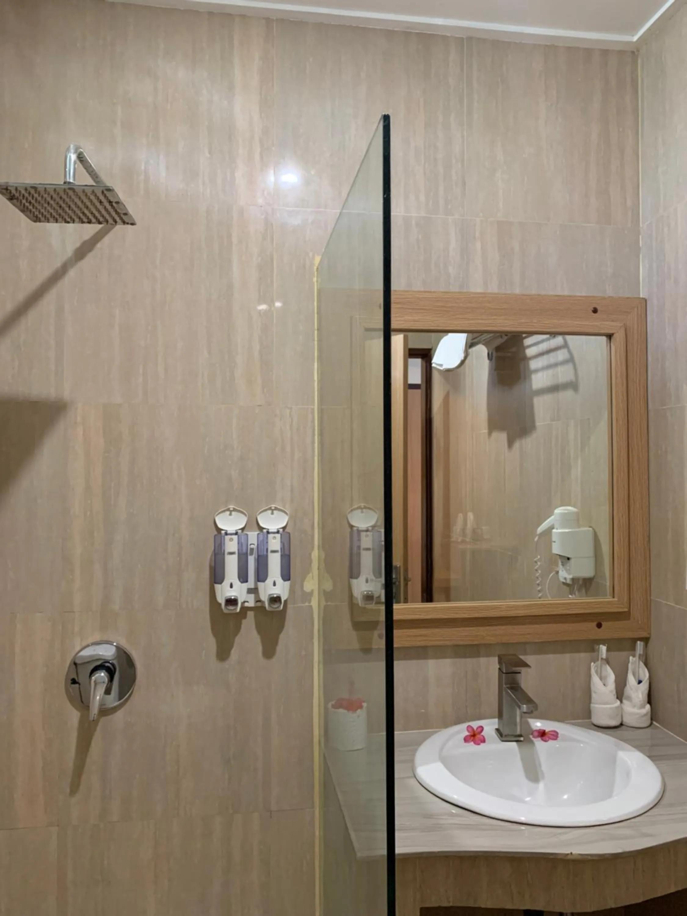 Shower in Coral Beach 2 Bungalow