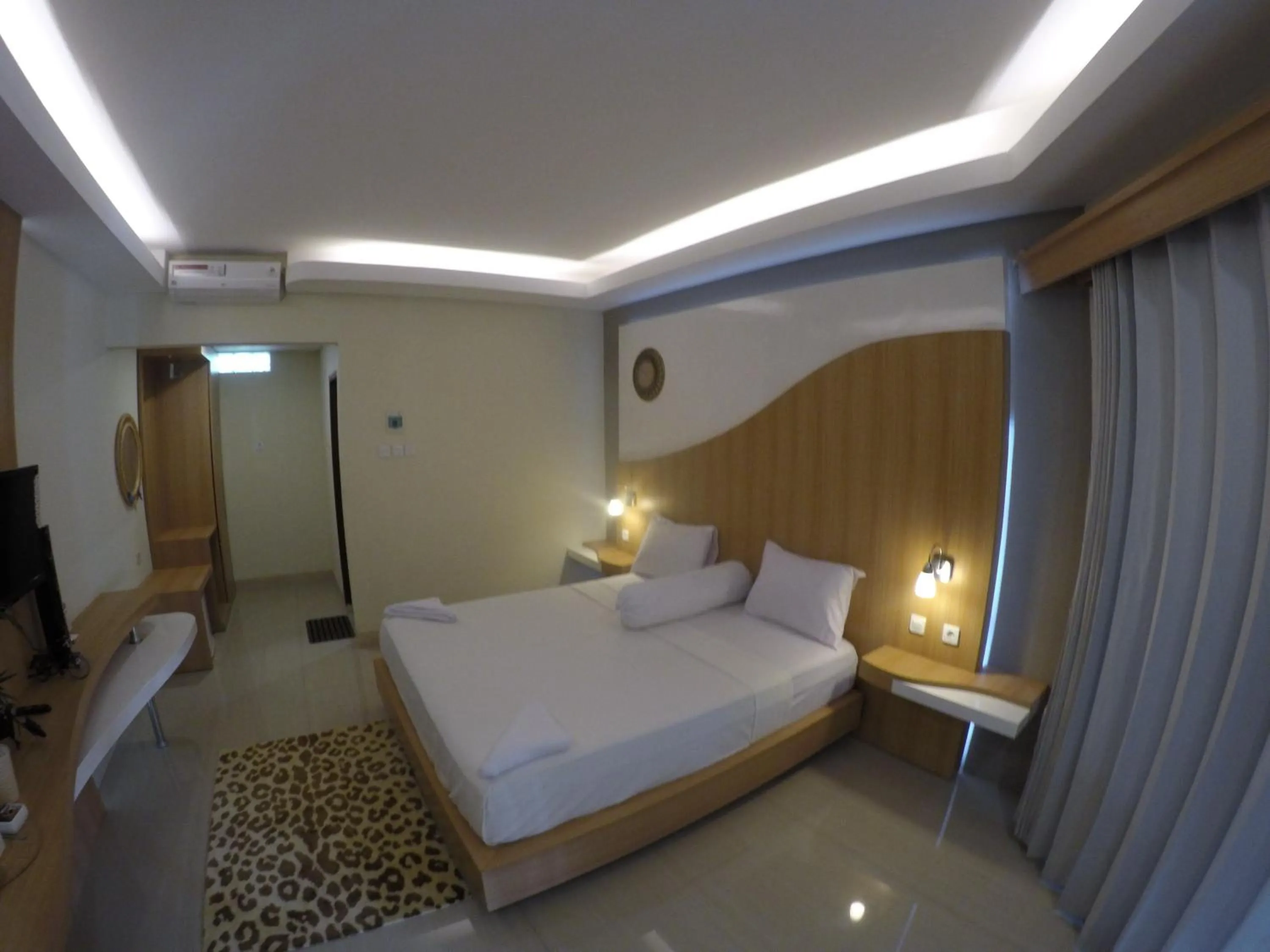 Bedroom, Bed in Coral Beach 2 Bungalow