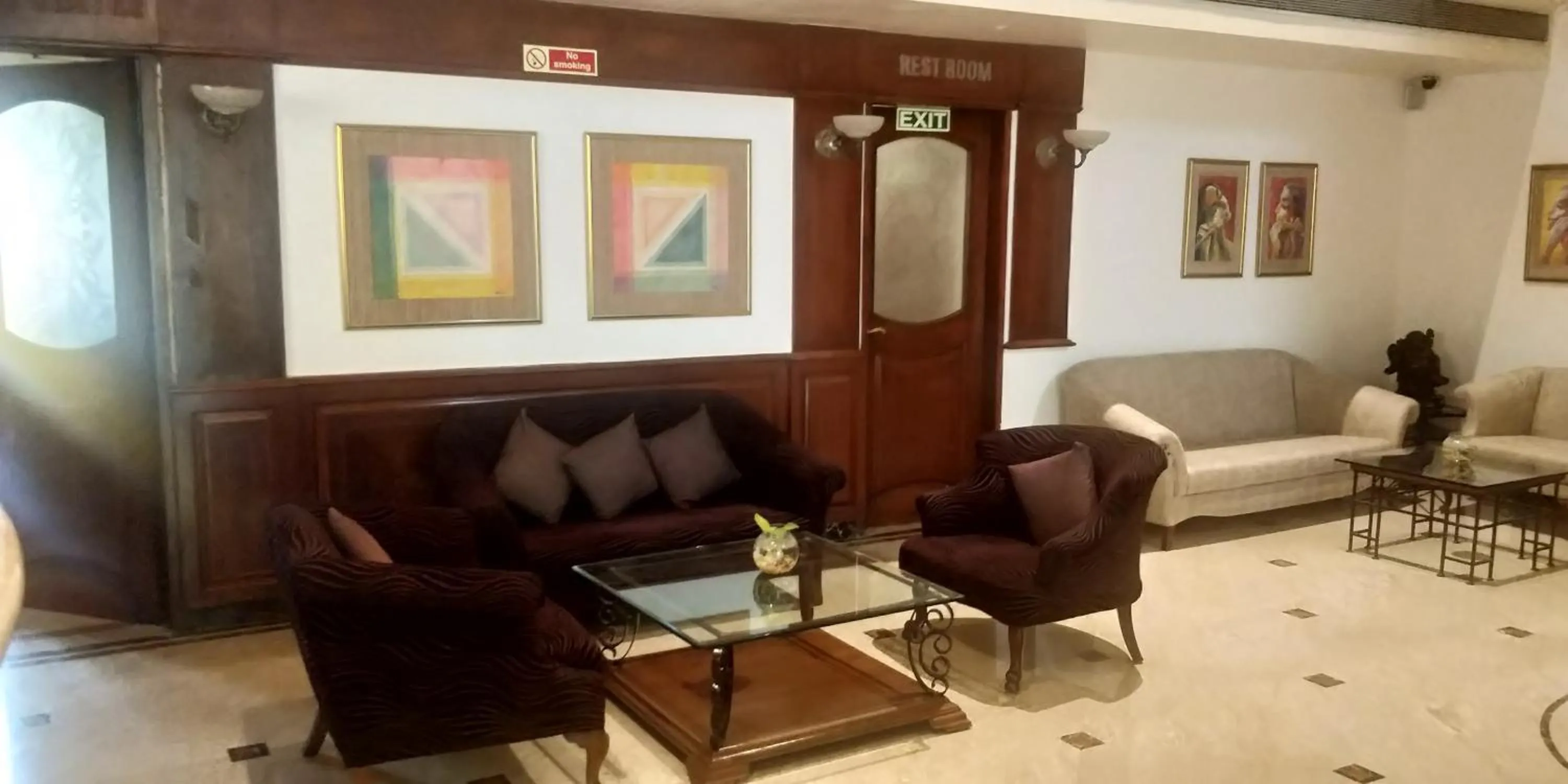 Communal lounge/ TV room in VITS Sharanam, Thane