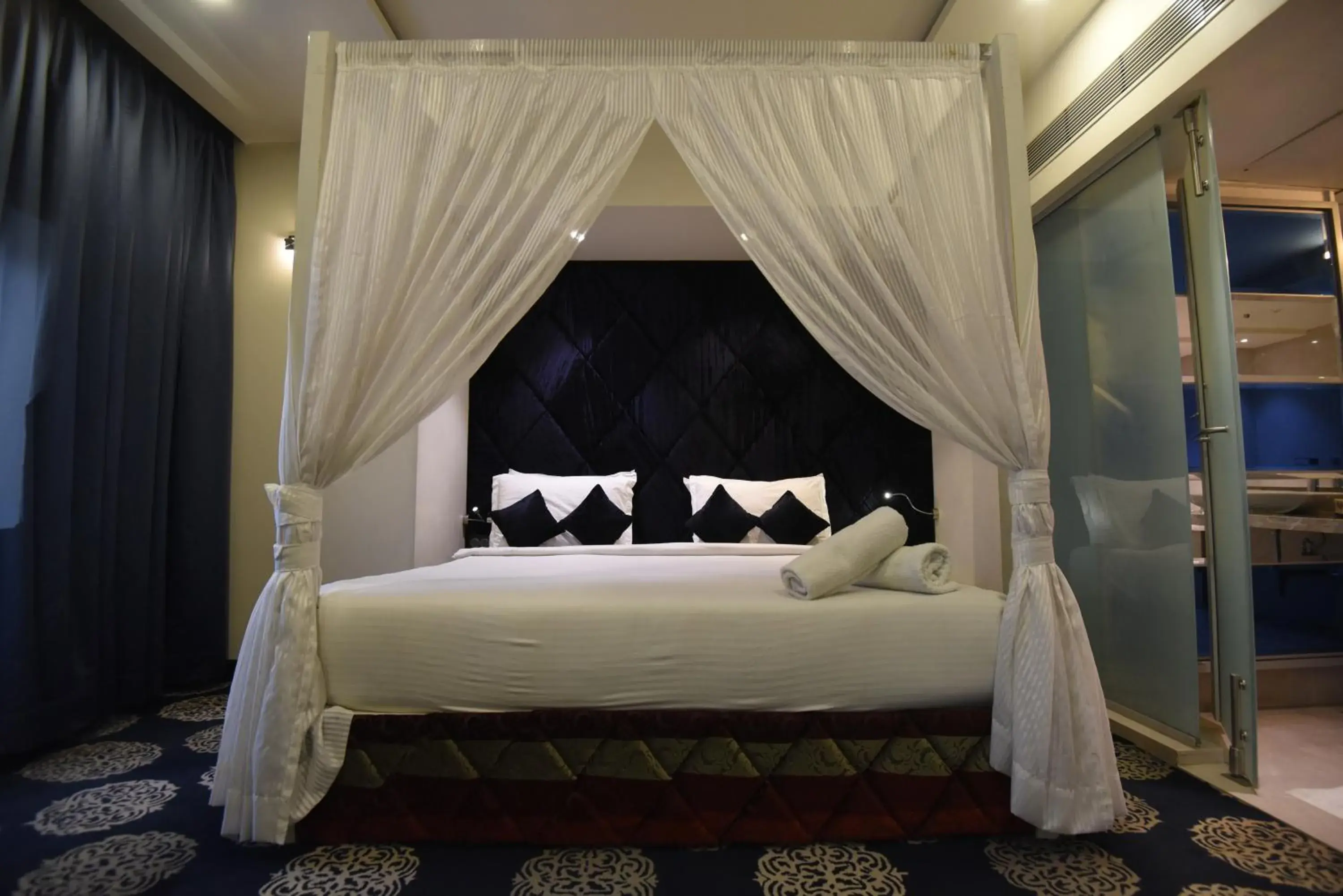 Suite room with Jacuzzi and Mini-bar in VITS Sharanam, Thane Suite room with Jacuzzi and Mini-bar in VITS Sharanam, Thane