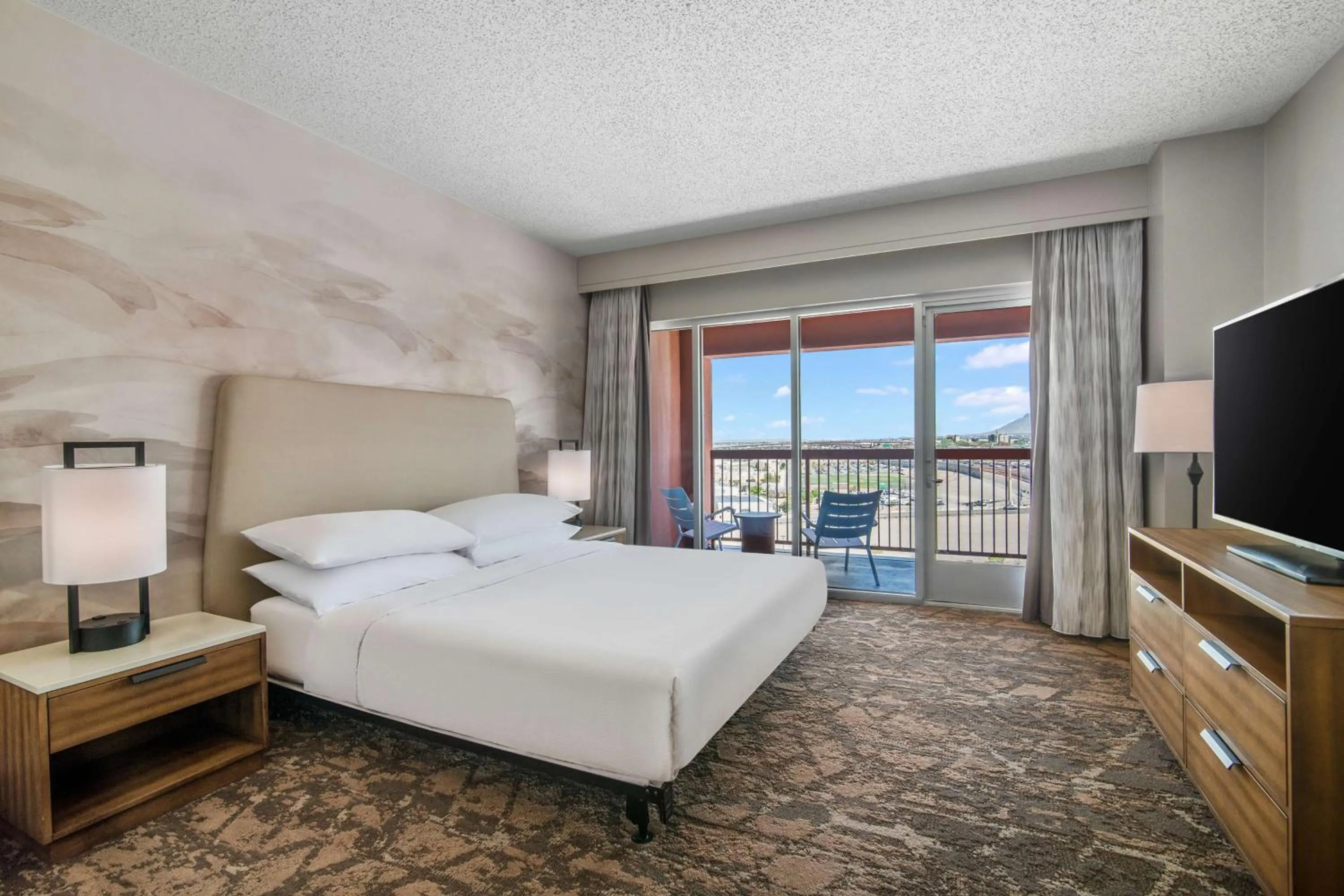 Bed in Embassy Suites by Hilton Albuquerque