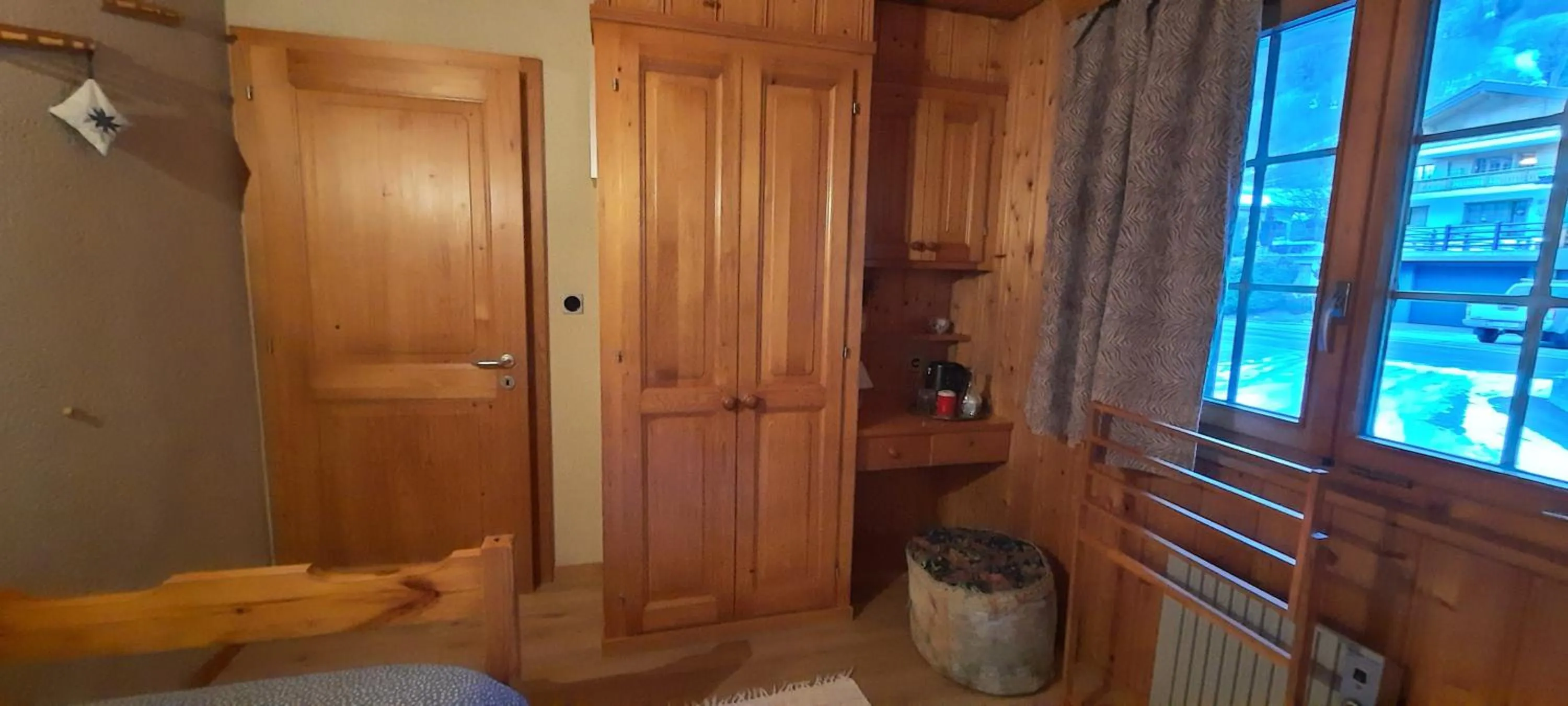 wardrobe in BnB Claudy et Elizabeth Michellod-Dutheil