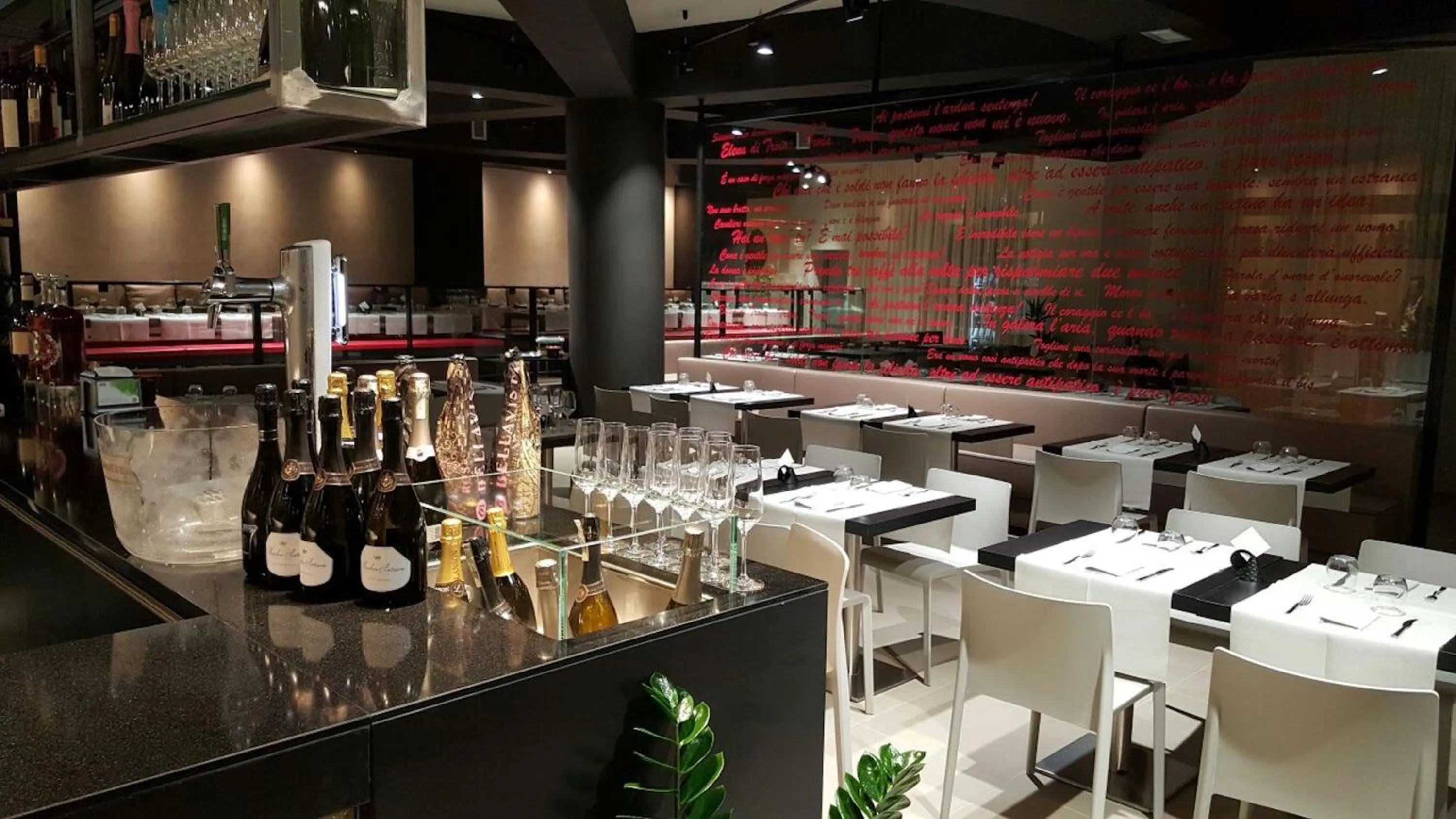 Restaurant/places to eat in Santa Lucia Hotel