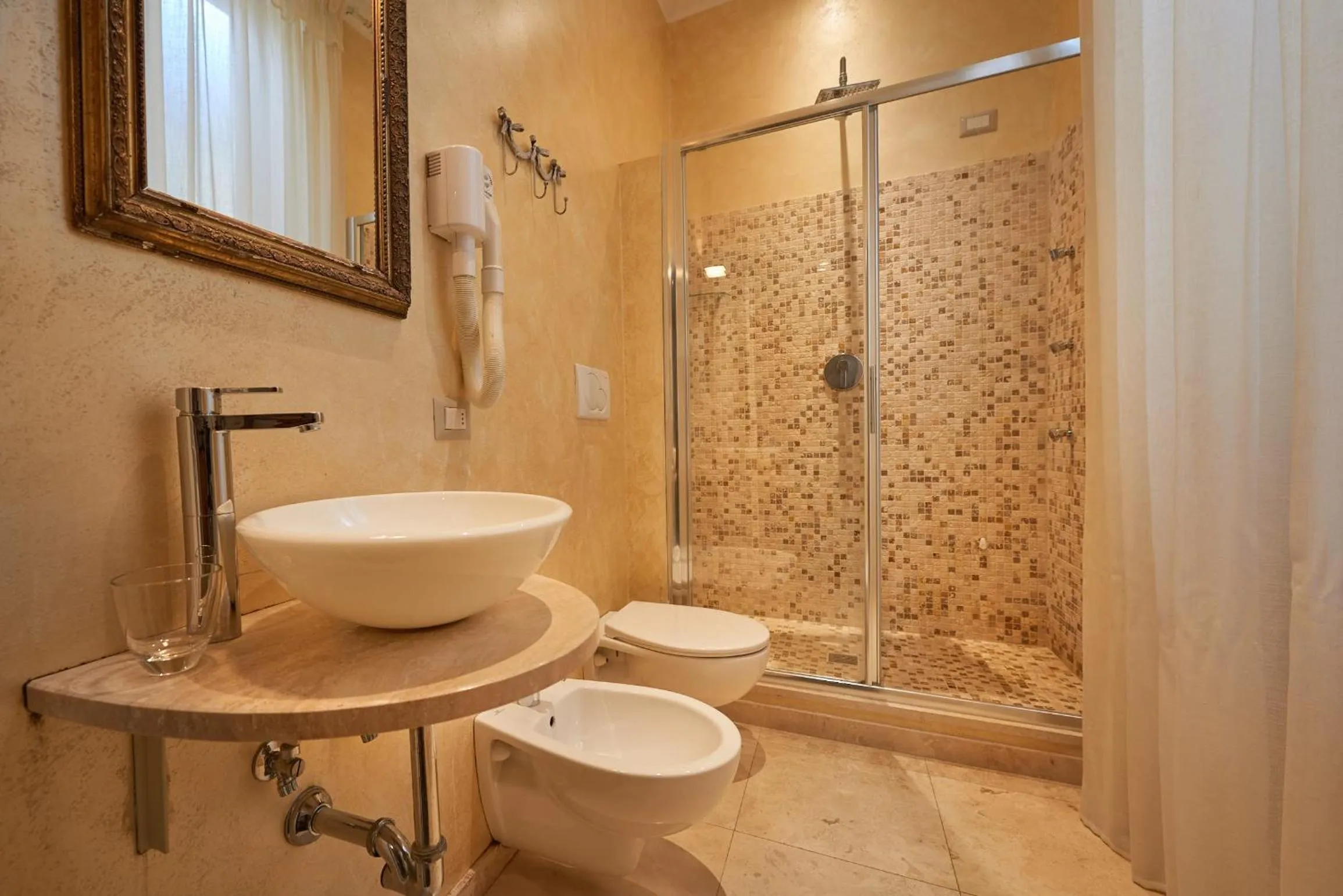 Shower in B&B Le Stanze del Duomo