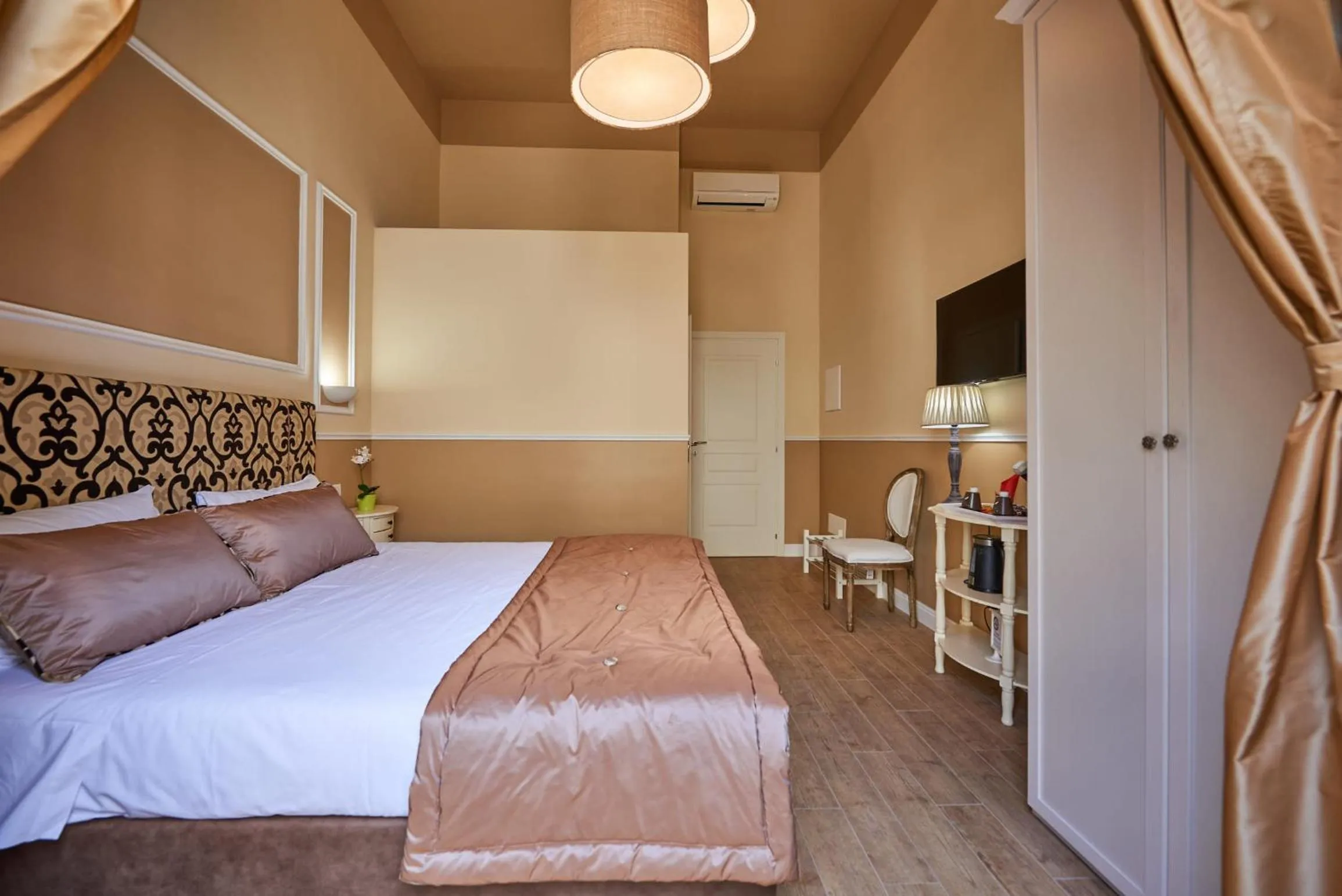 TV and multimedia, Bed in B&B Le Stanze del Duomo