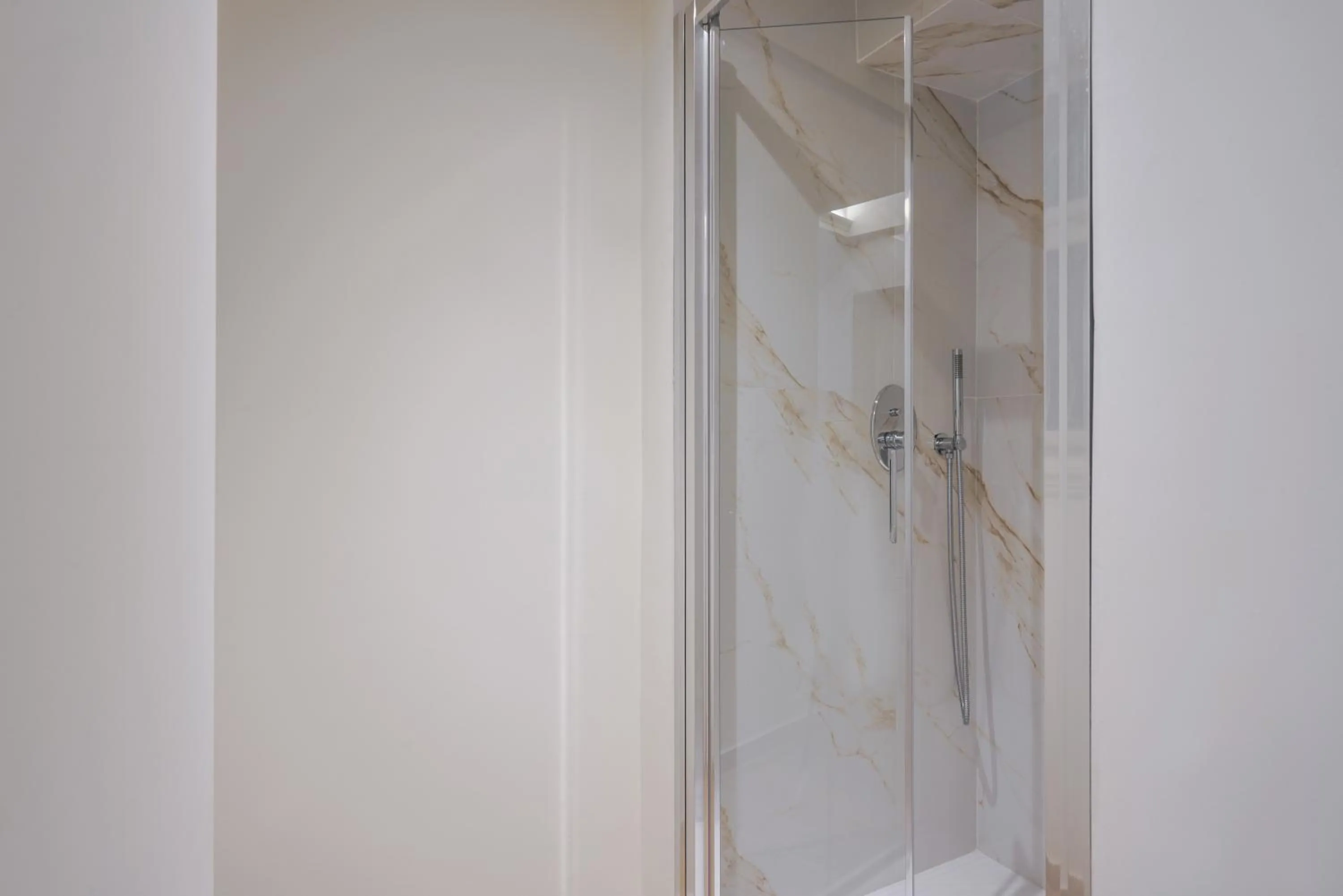 Shower in B&B Le Stanze del Duomo