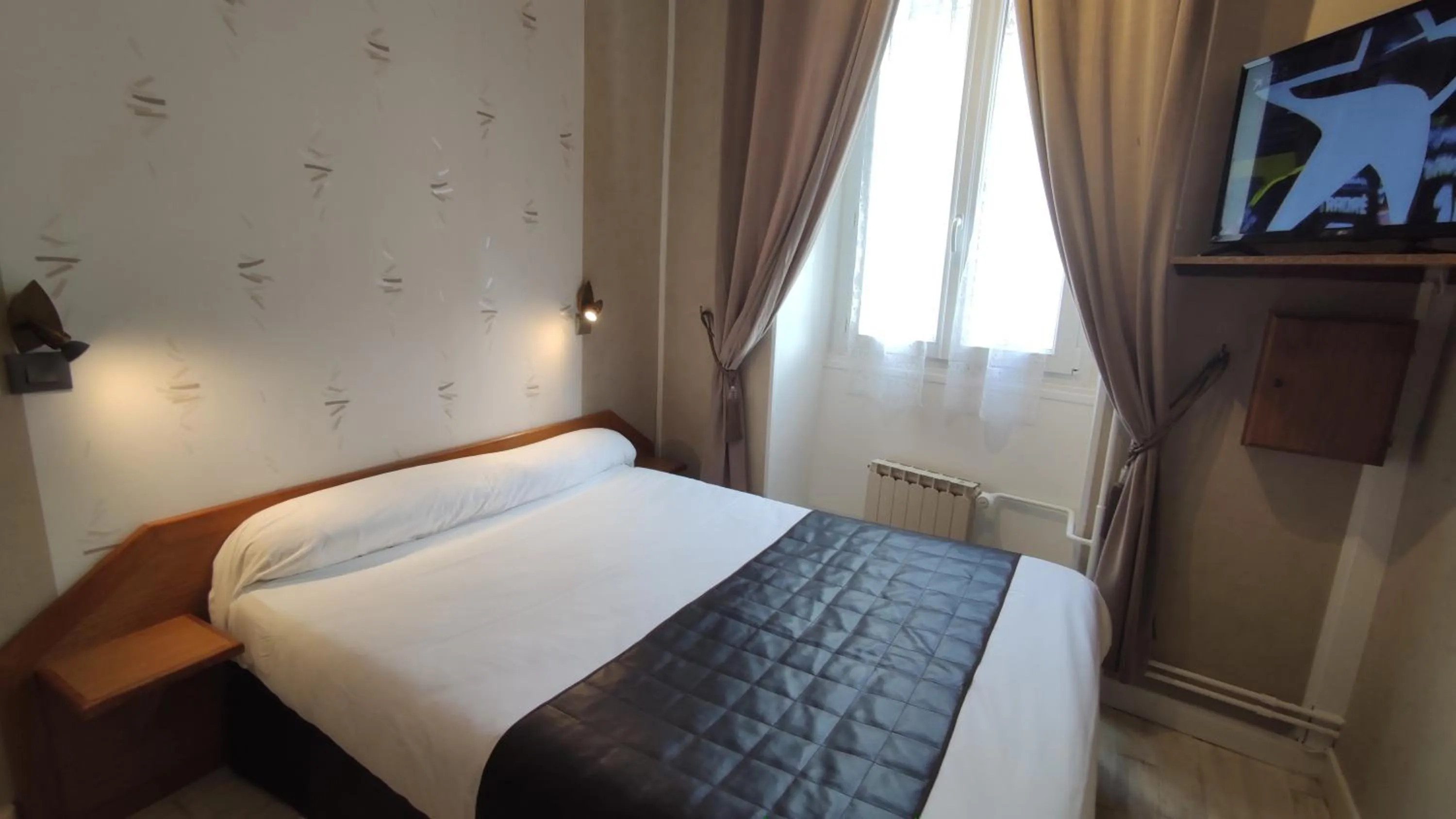 Photo of the whole room, Bed in Hotel Angleterre