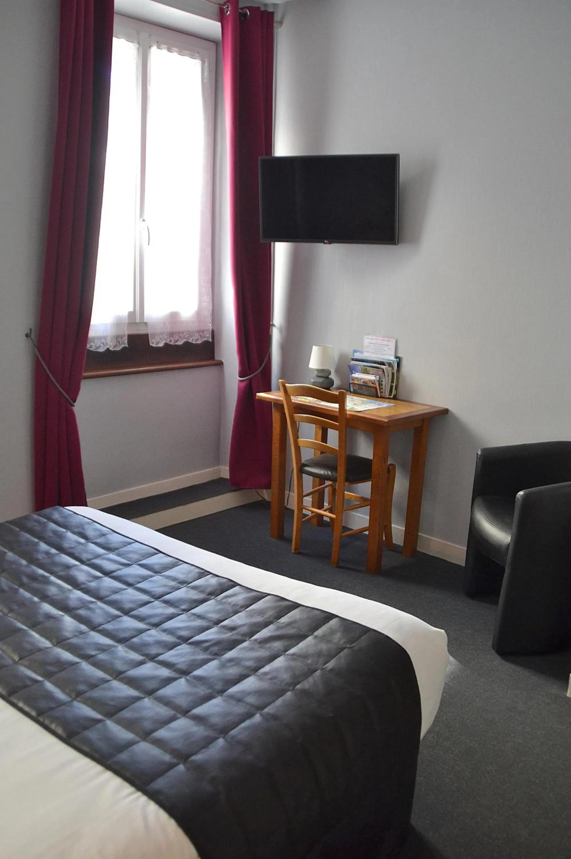 Bedroom, Bed in Hotel Angleterre