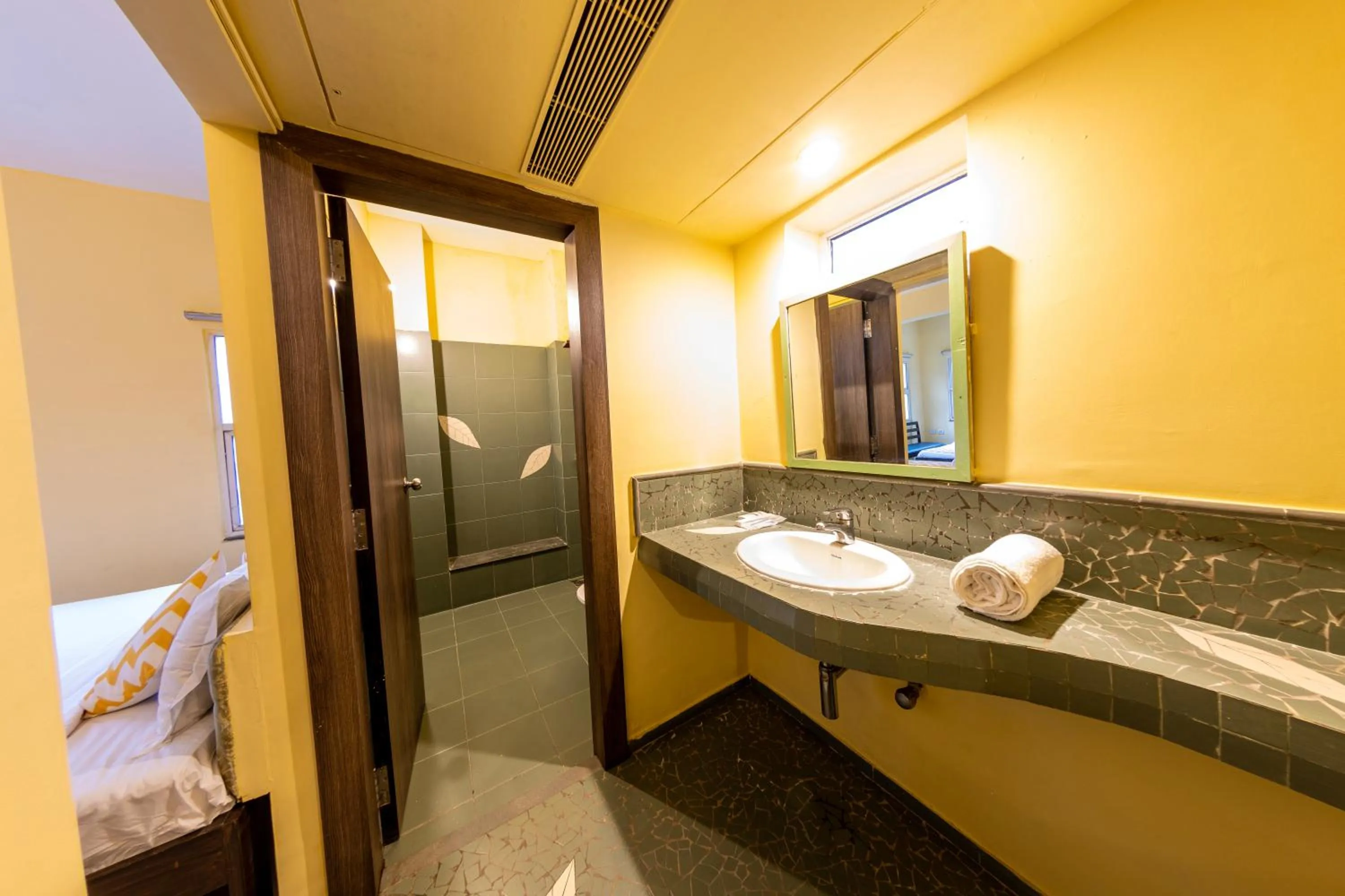 Bathroom, Bed in Sharanam Green Resort