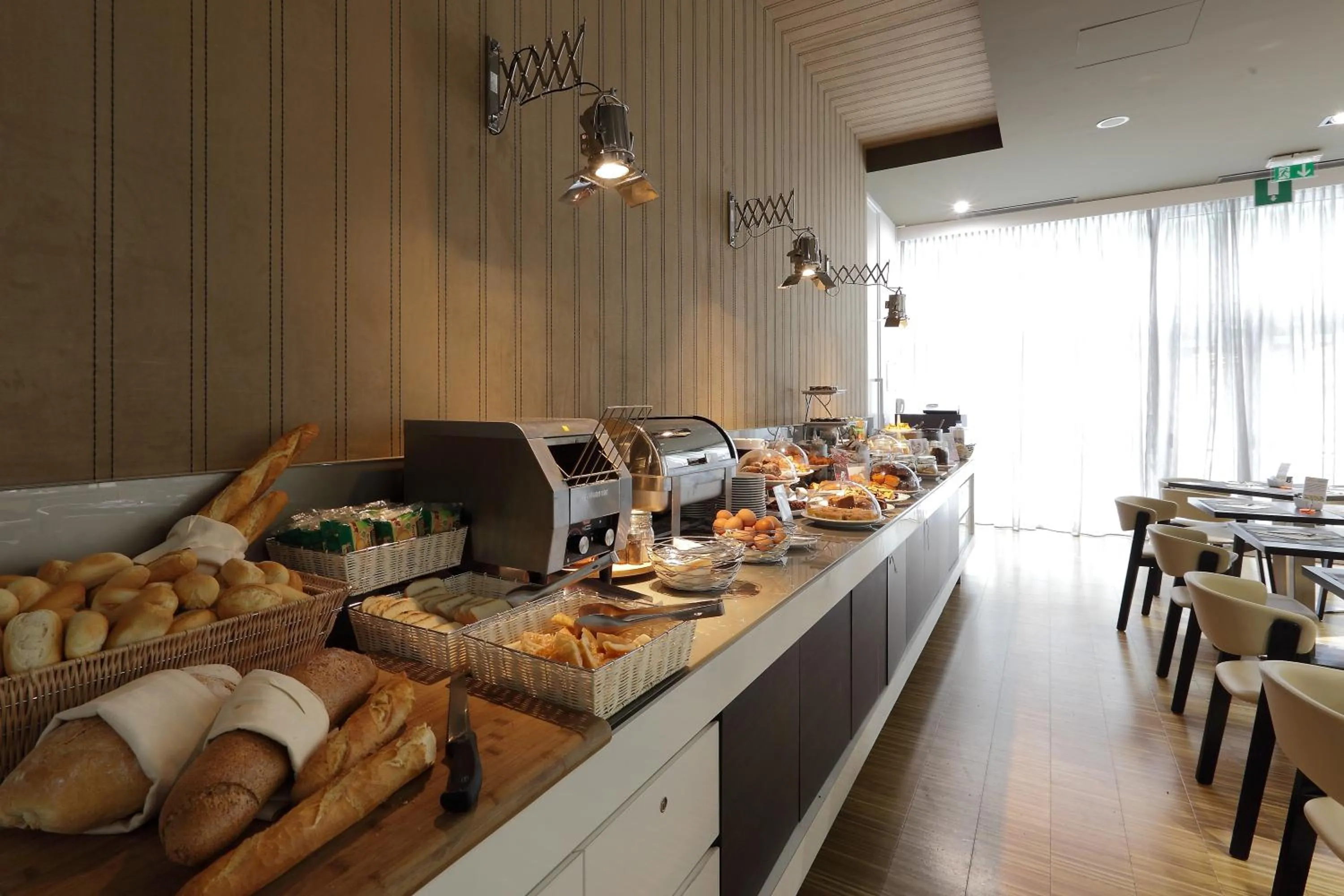 Restaurant/places to eat in Best Western Premier CHC Airport